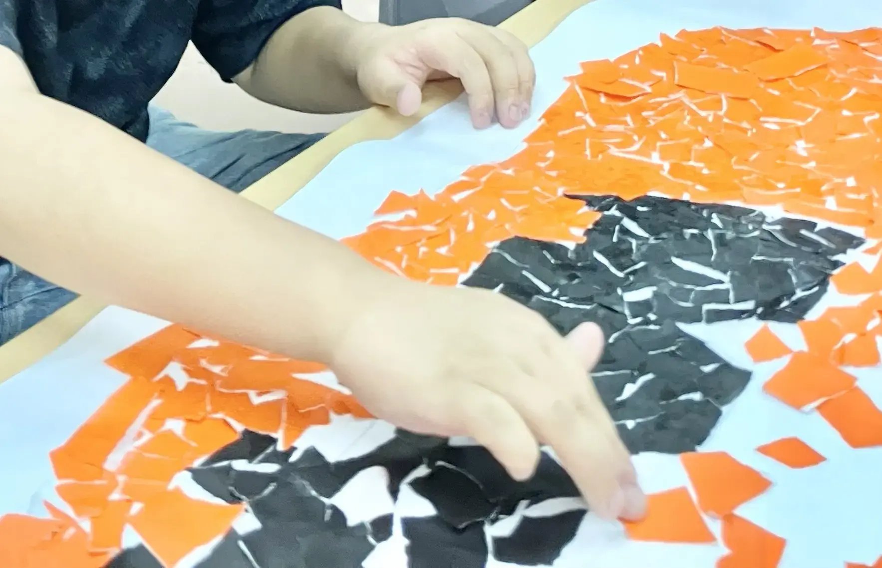 ハロウィン飾りを作る子ども２