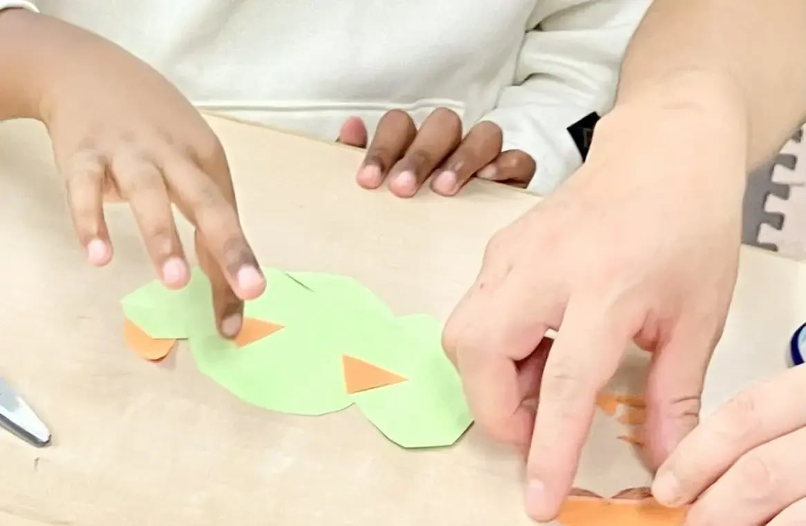 ハロウィン飾りを作る子ども４