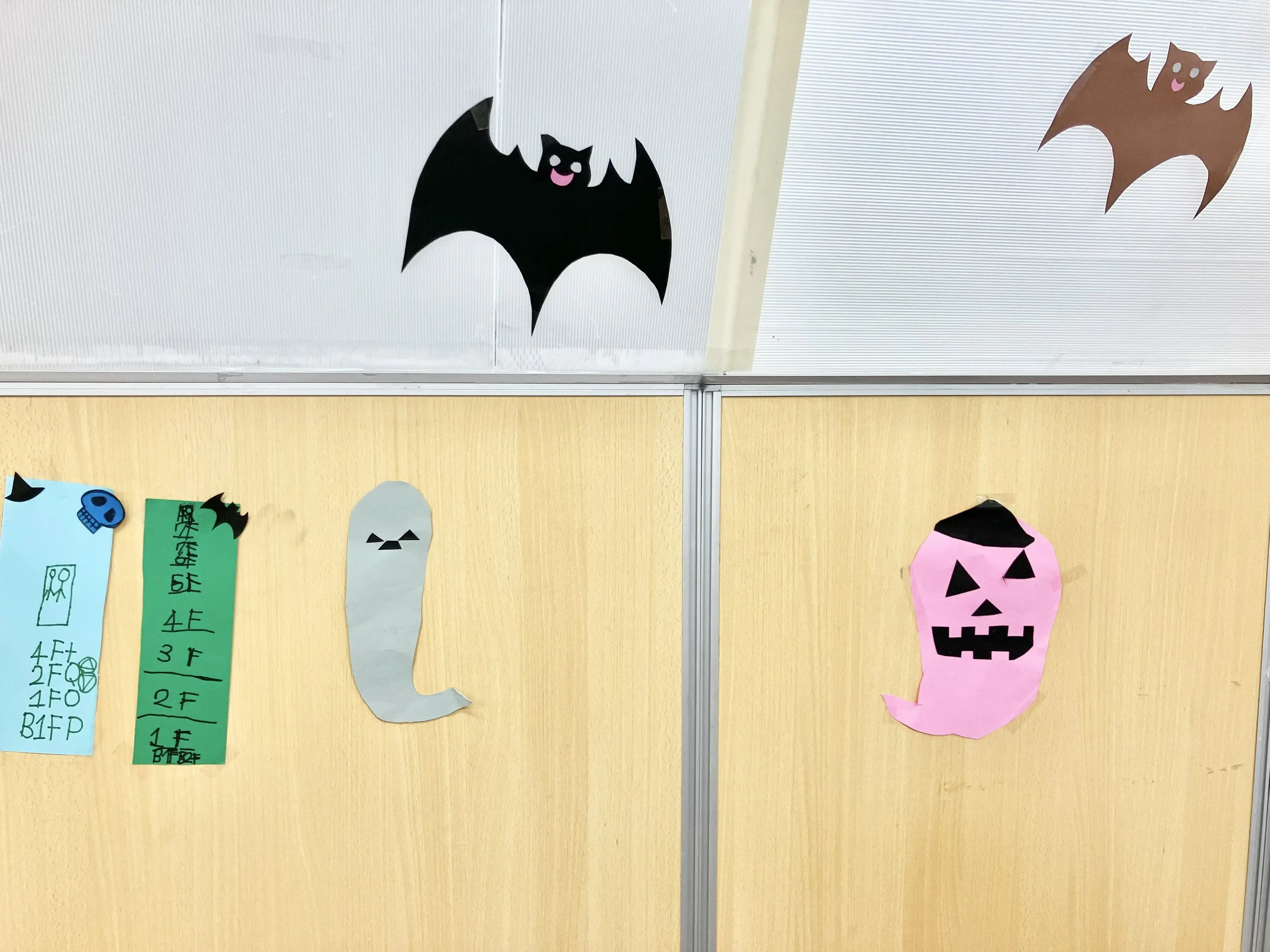 ハロウィン飾りを作る子ども５