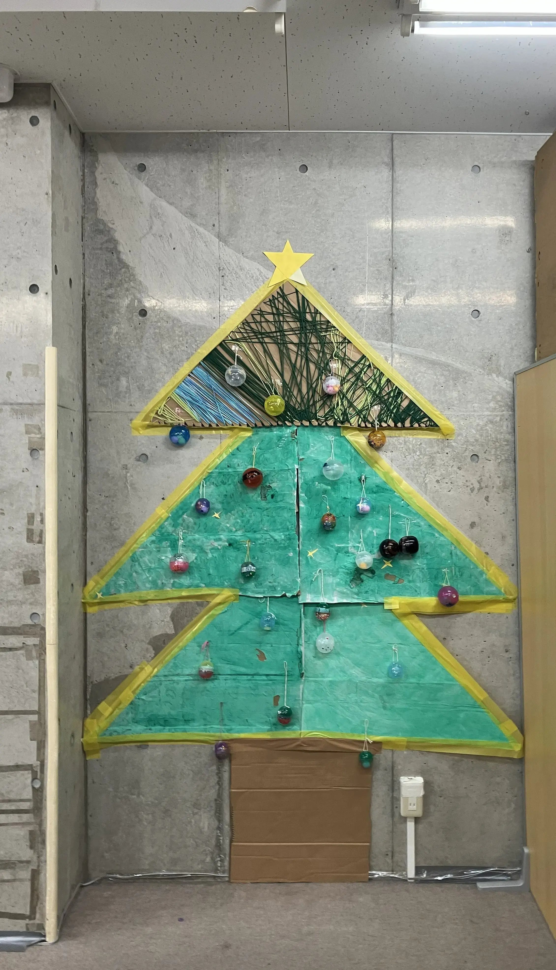 ツリーを作る子ども３