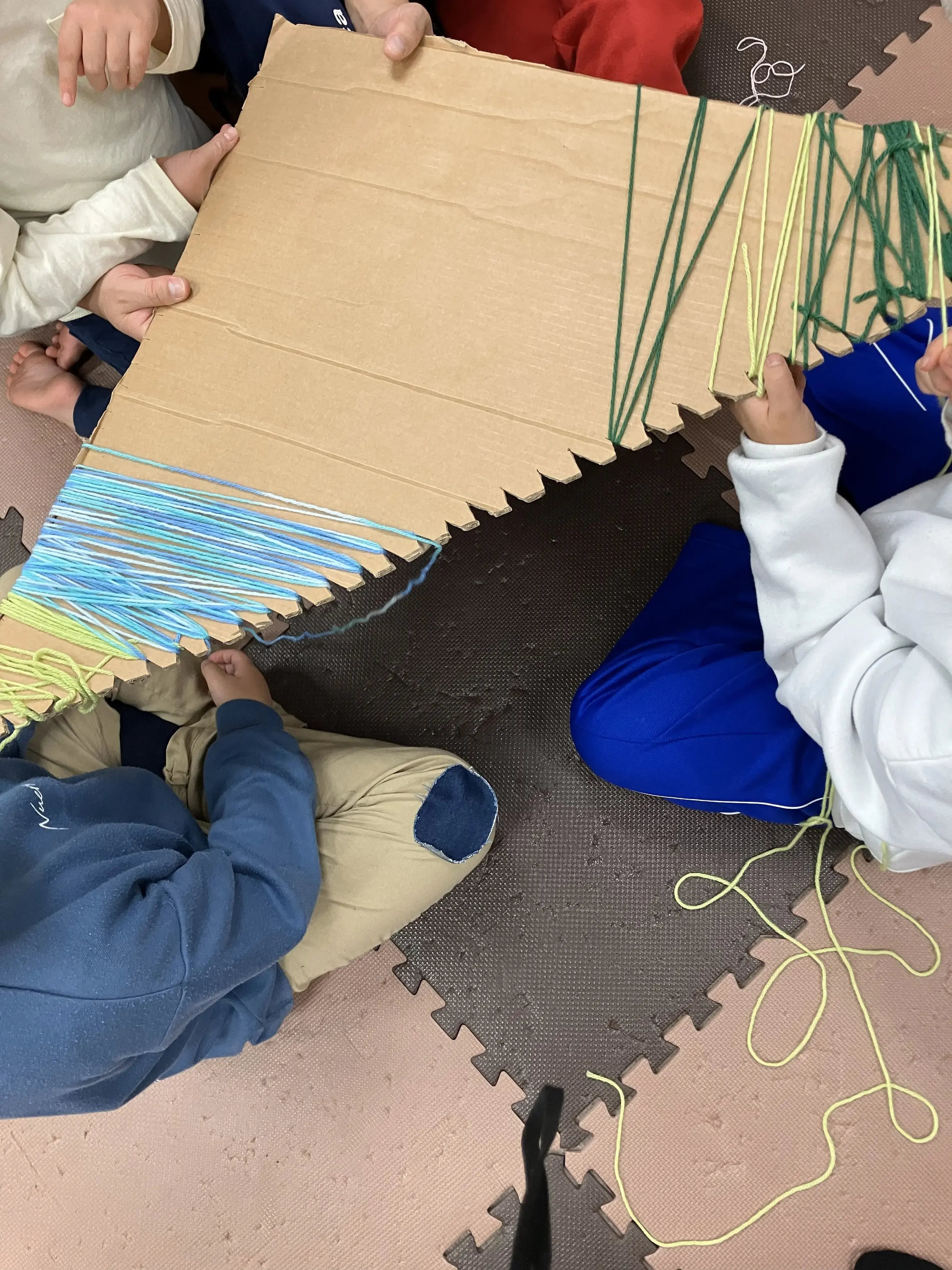 ツリーを作る子ども１