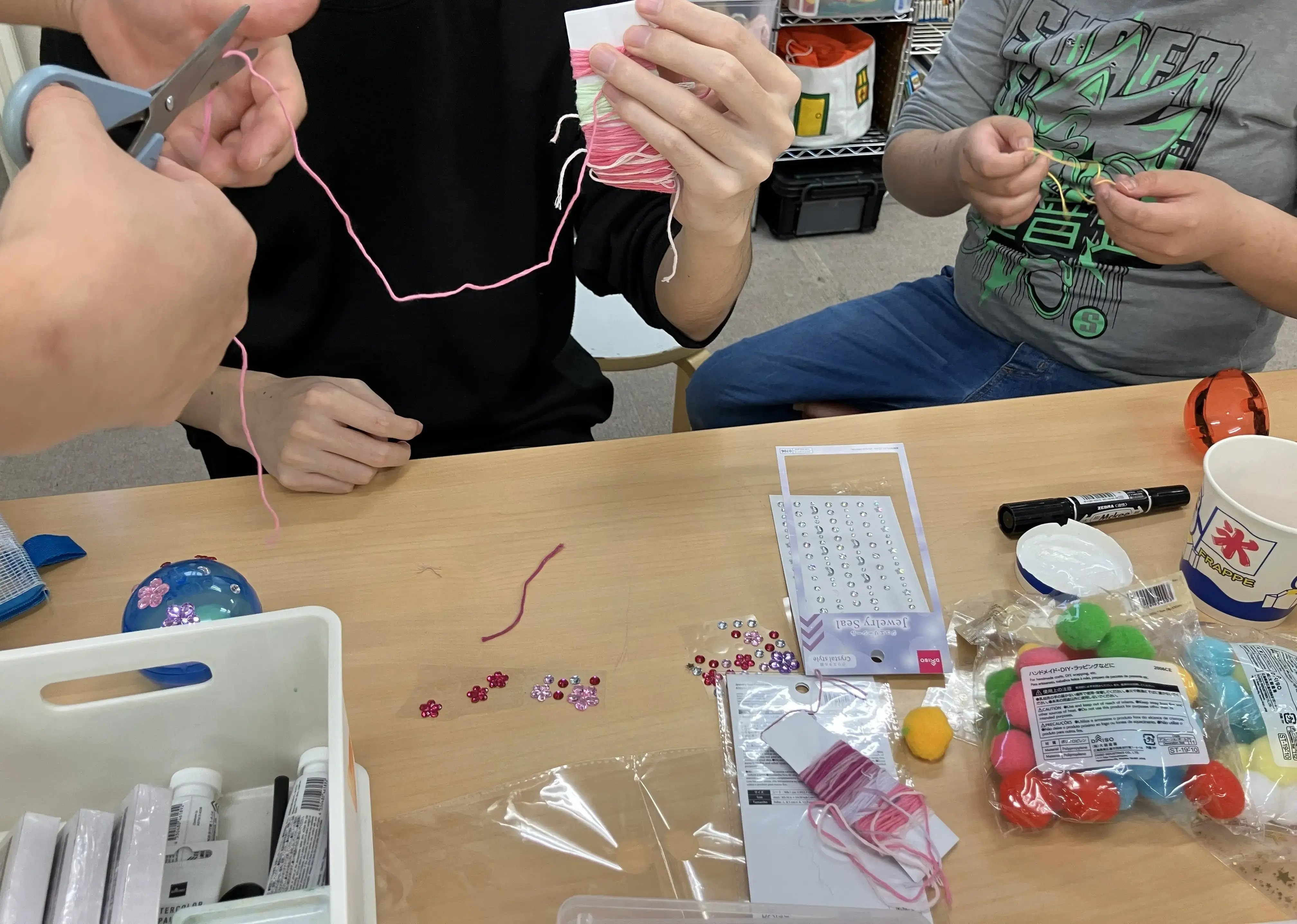 オーナメントを作る子ども１