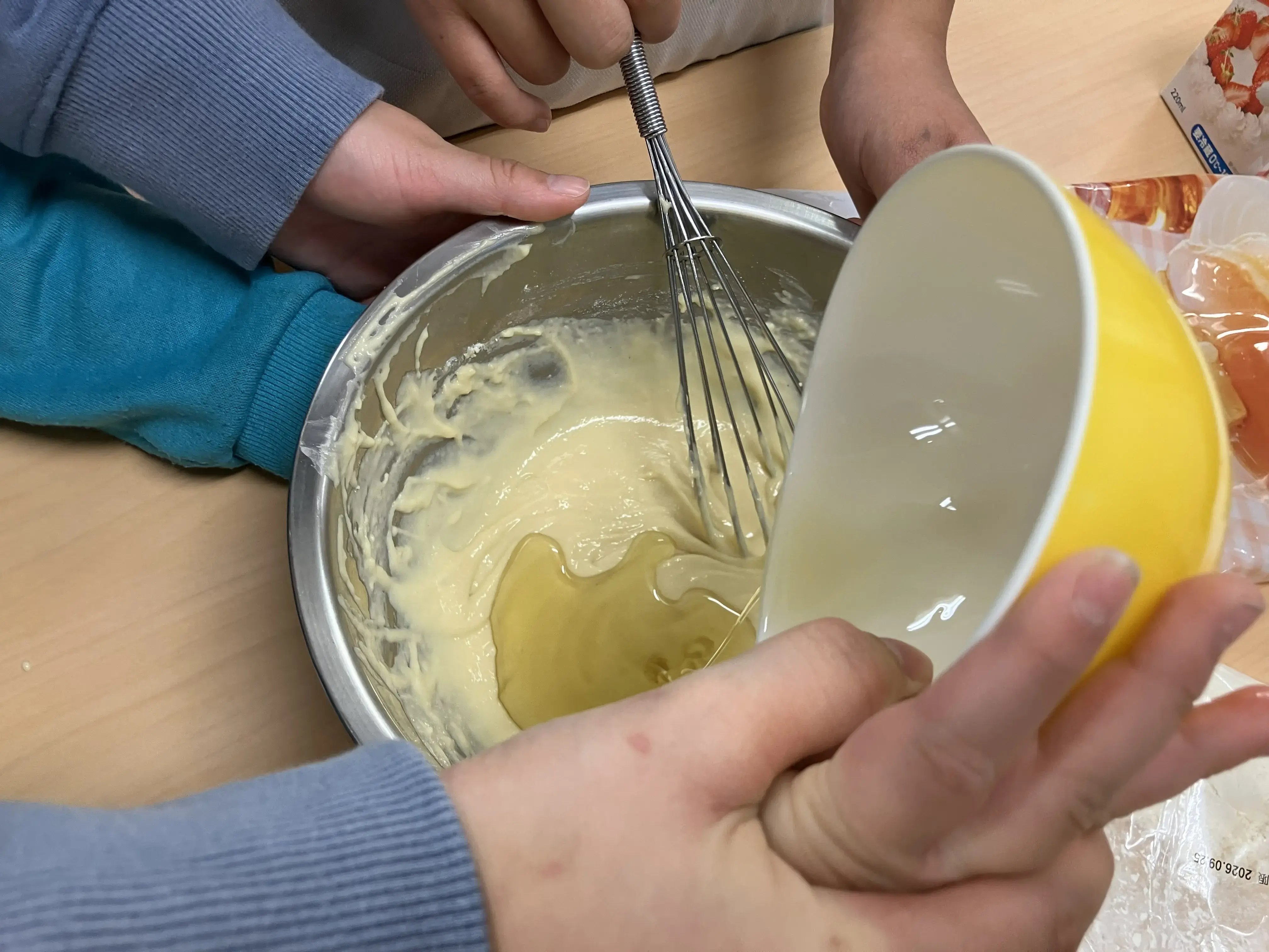 マフィンを作る子ども１