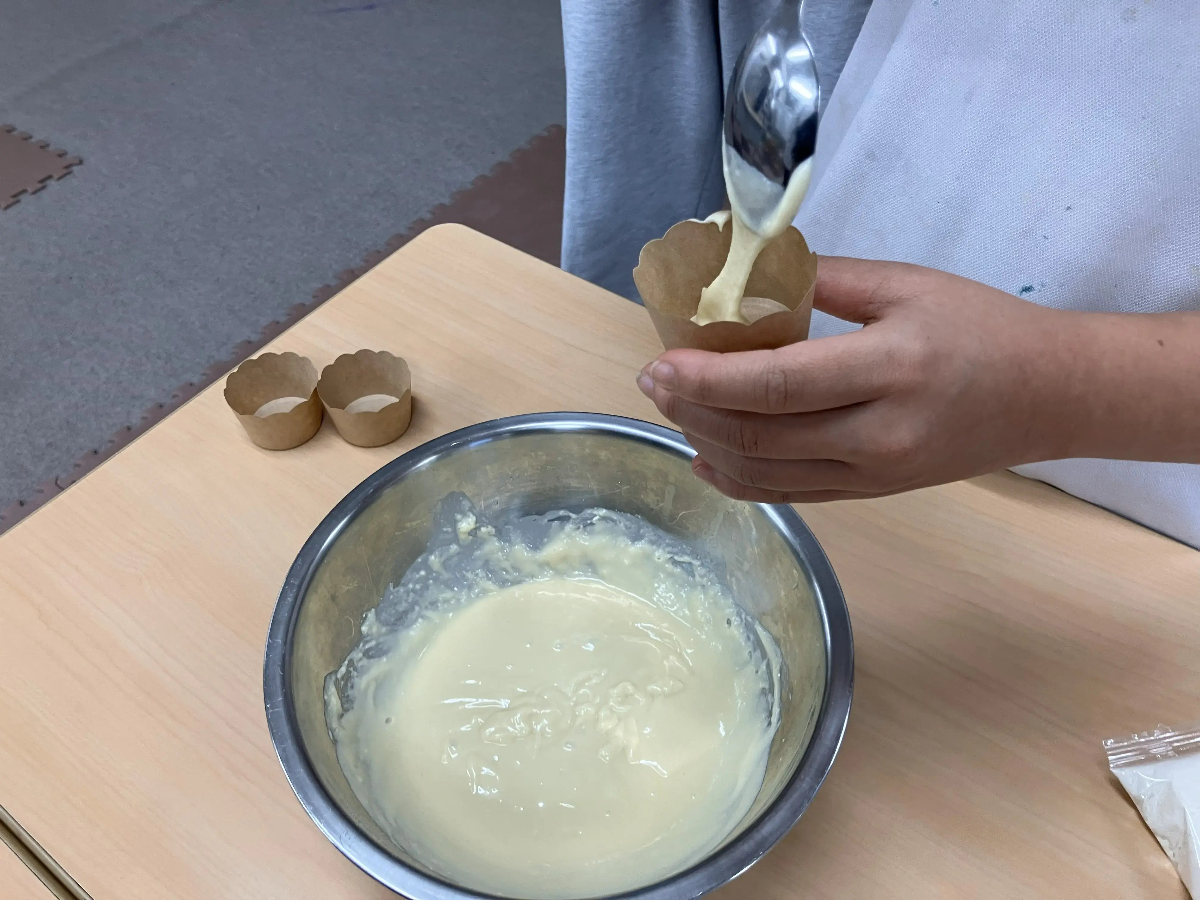 マフィンを作る子ども３