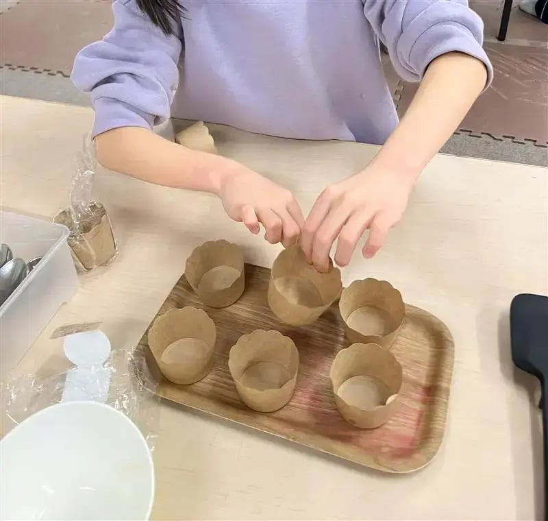 マフィンを作る子ども２