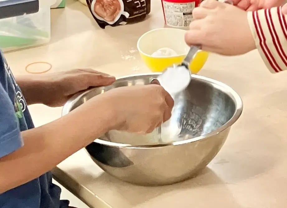 蒸しパンを作る子ども３