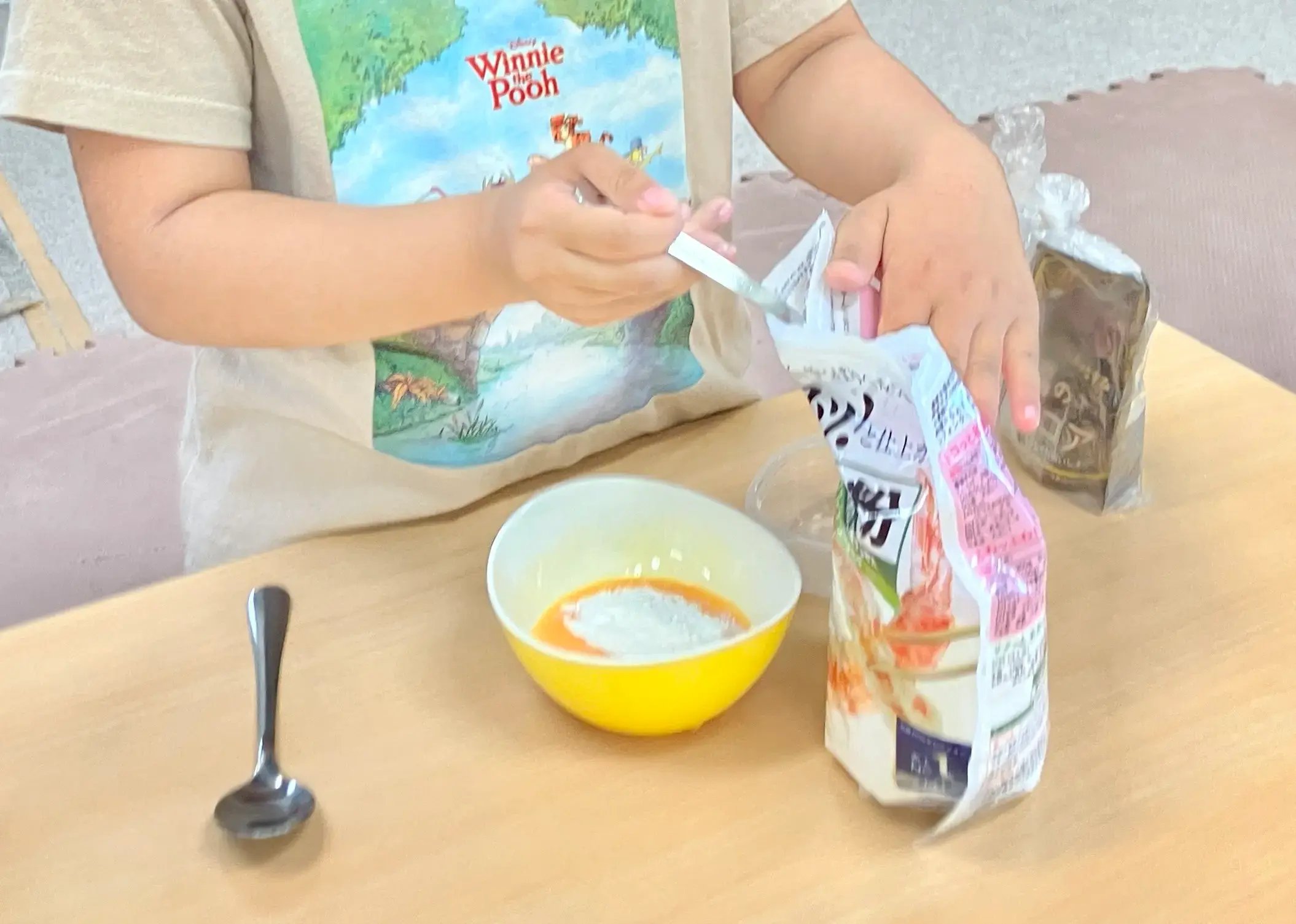 蒸しパンを作る子ども４