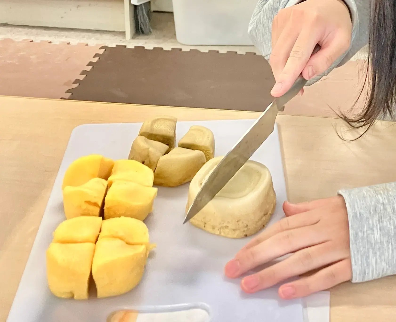 蒸しパンを作る子ども６