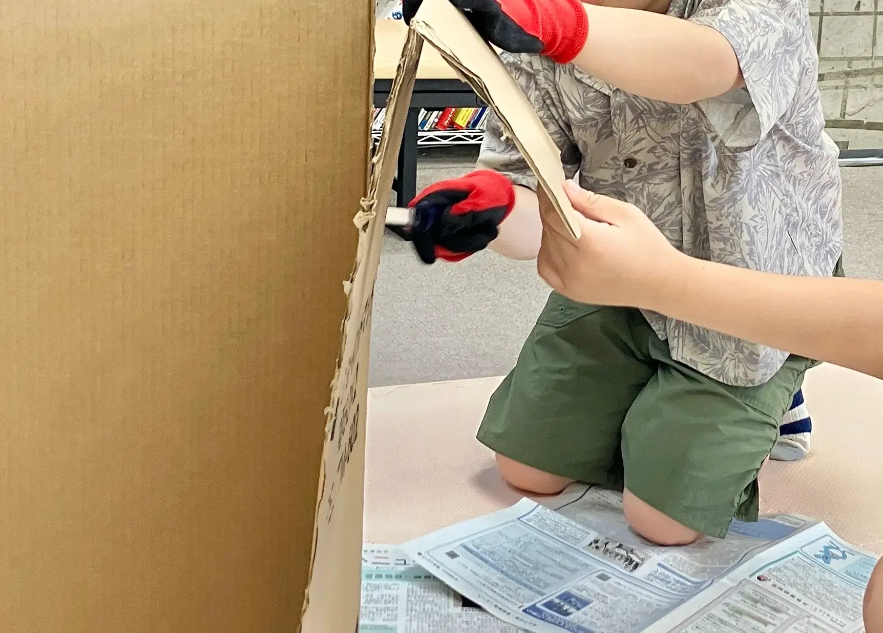 夏祭り工作をする子ども２