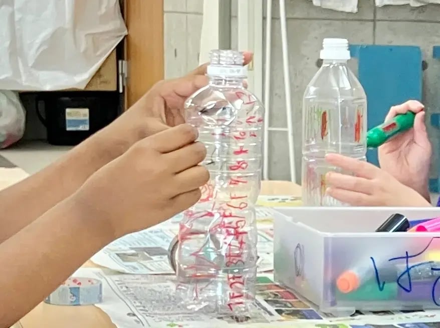 夏祭り工作をする子ども5