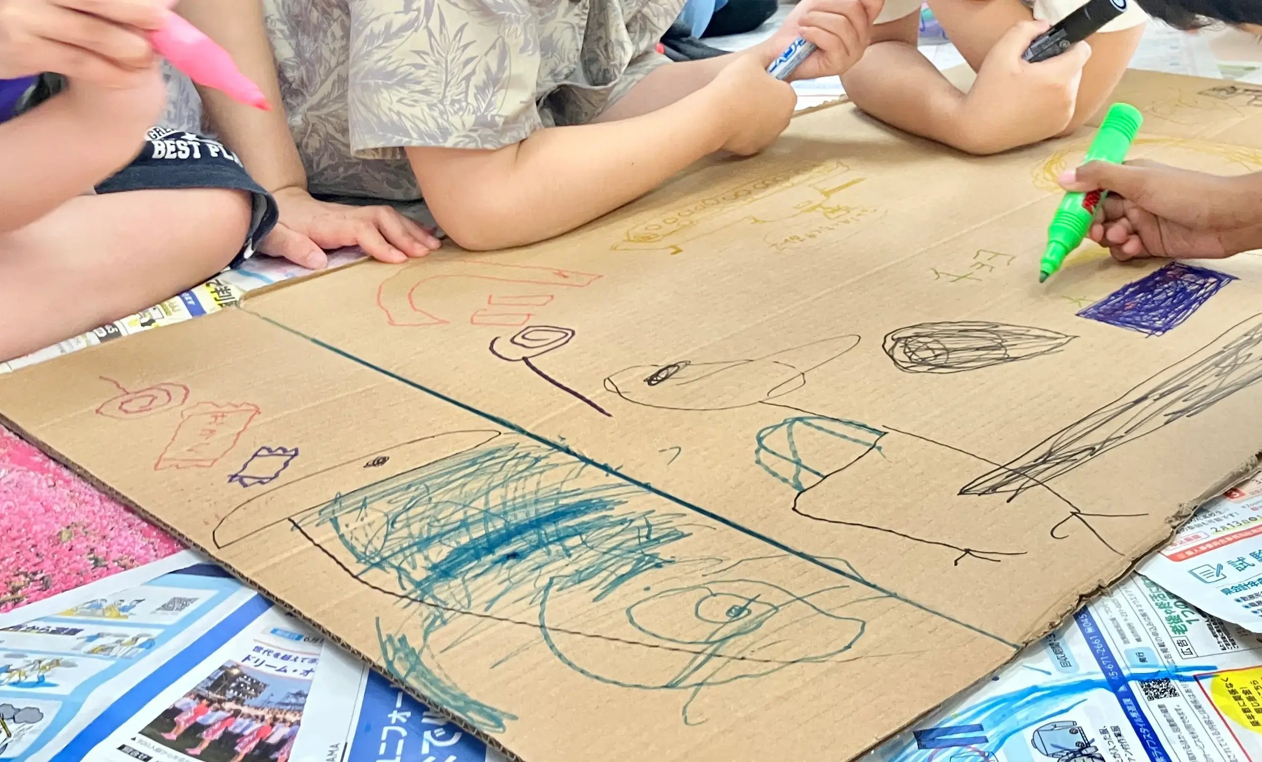 夏祭り工作をする子ども３