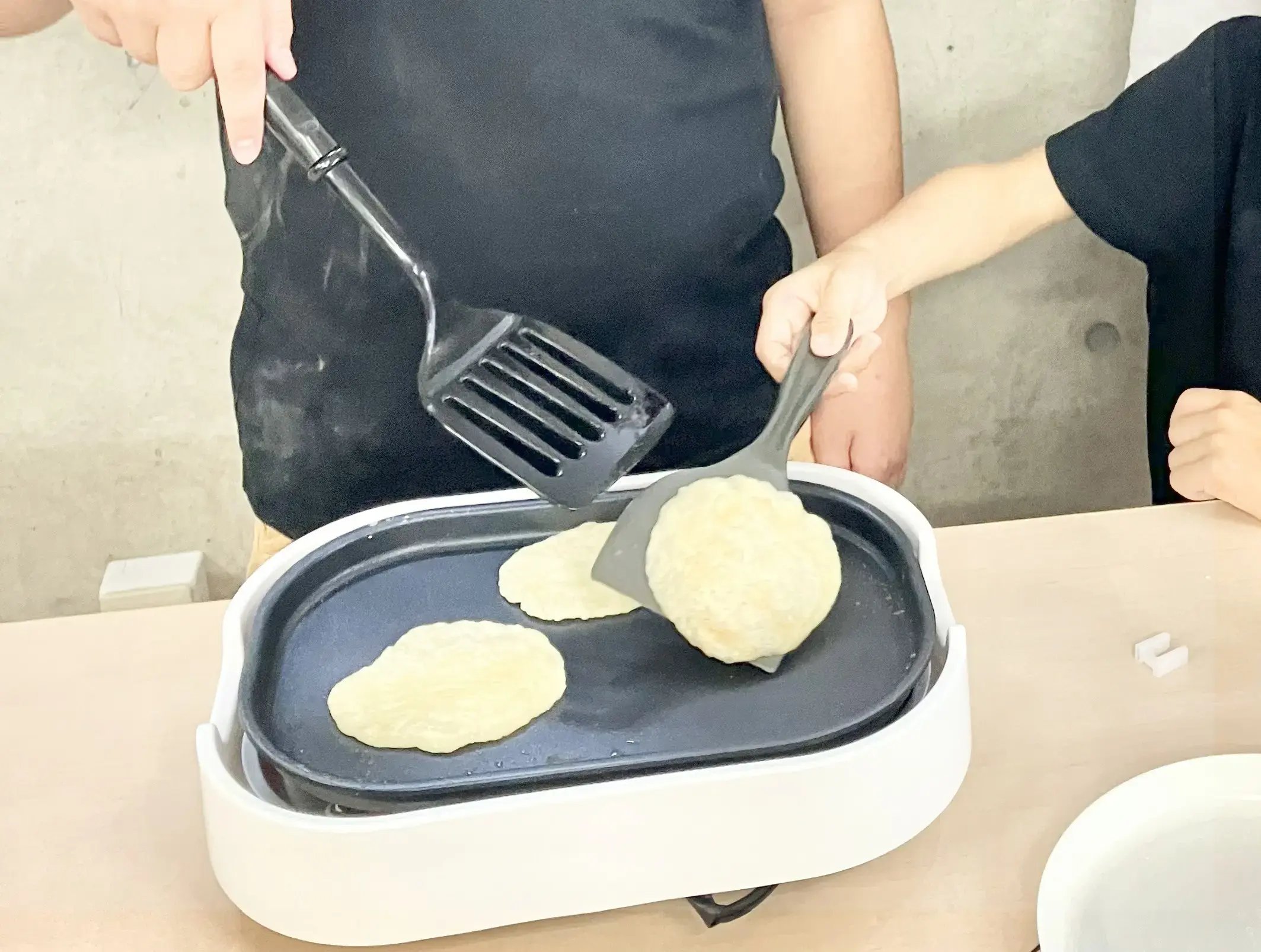 団子を作る子ども３