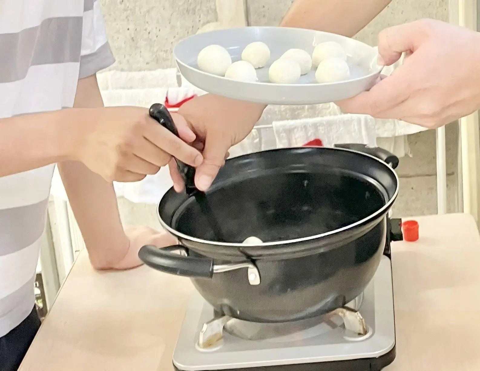 団子を作る子ども４