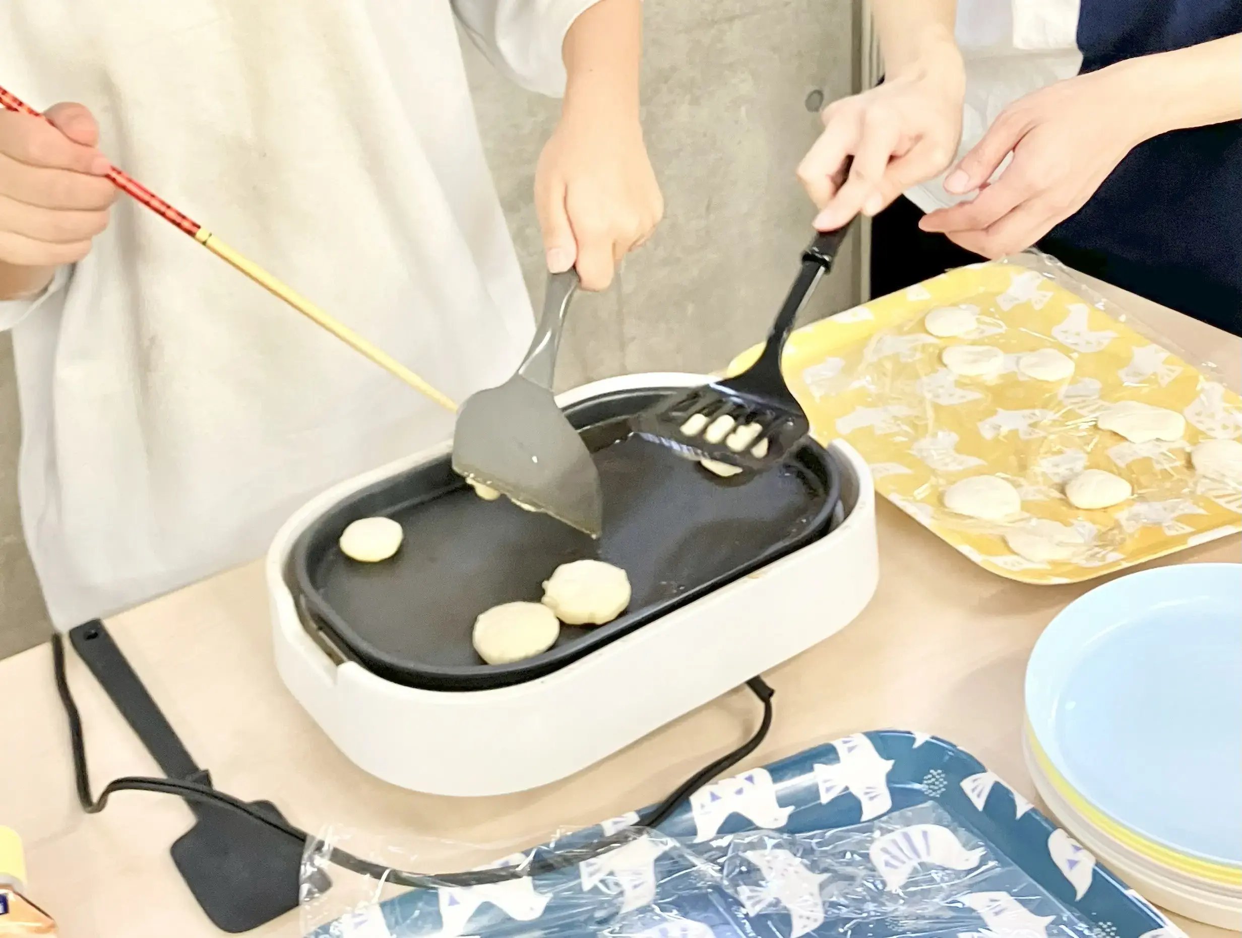団子を作る子ども５