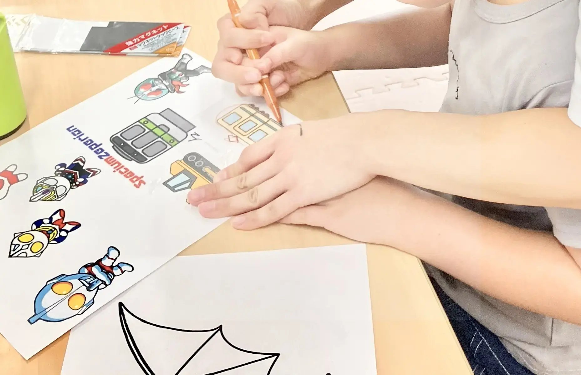 プレゼント工作をする子ども１