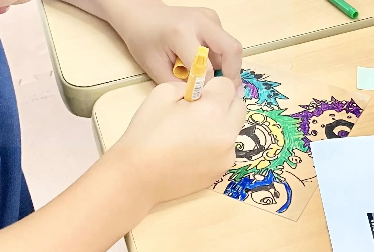 プレゼント工作をする子ども２