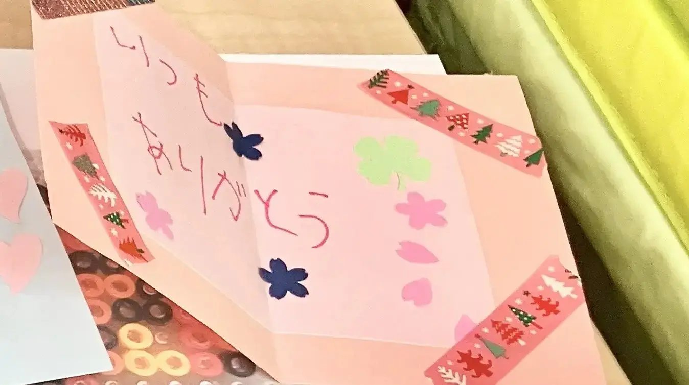 プレゼント工作をする子ども３