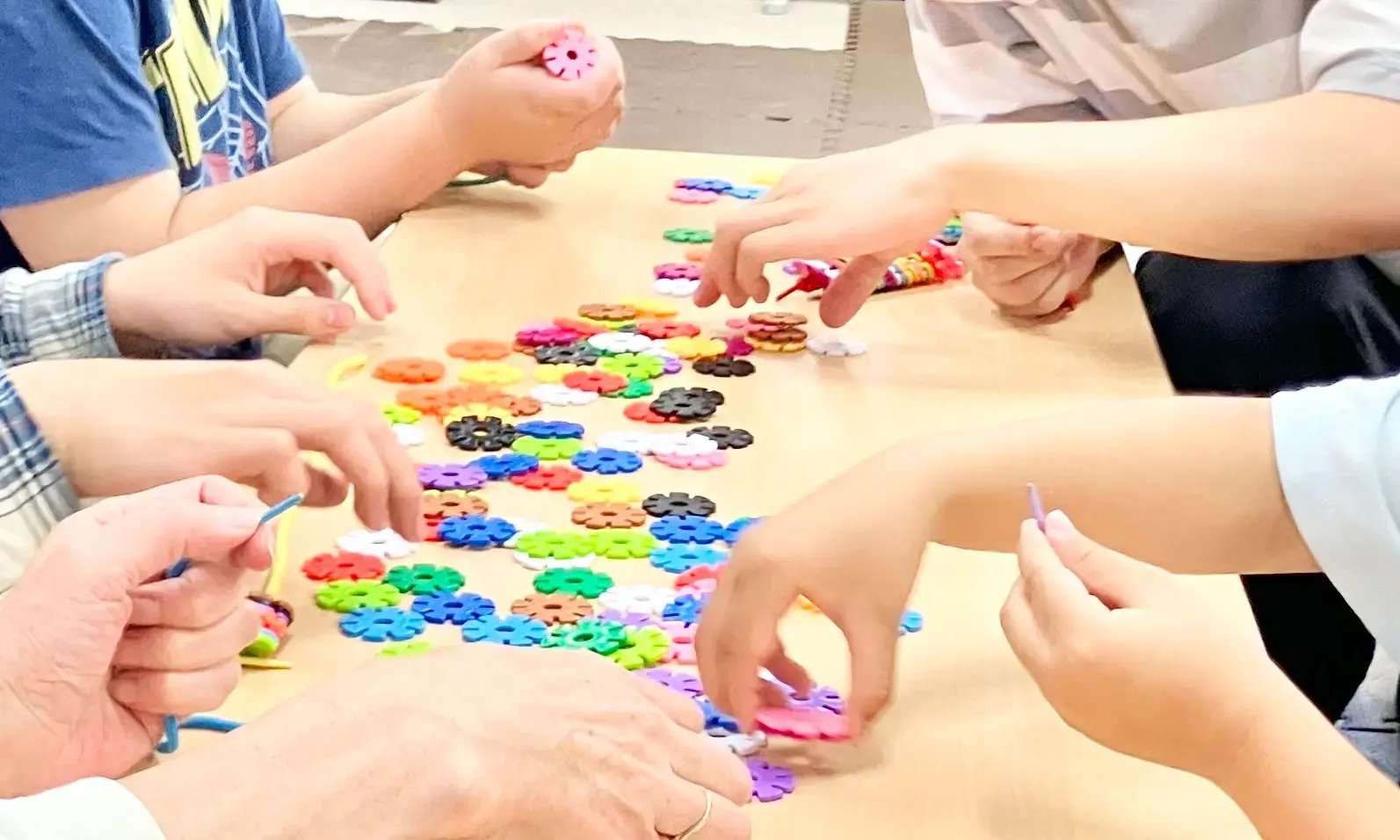 紐通しをする子ども１