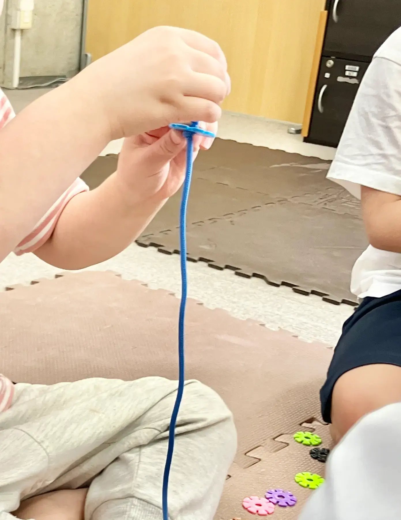 紐通しをする子ども２