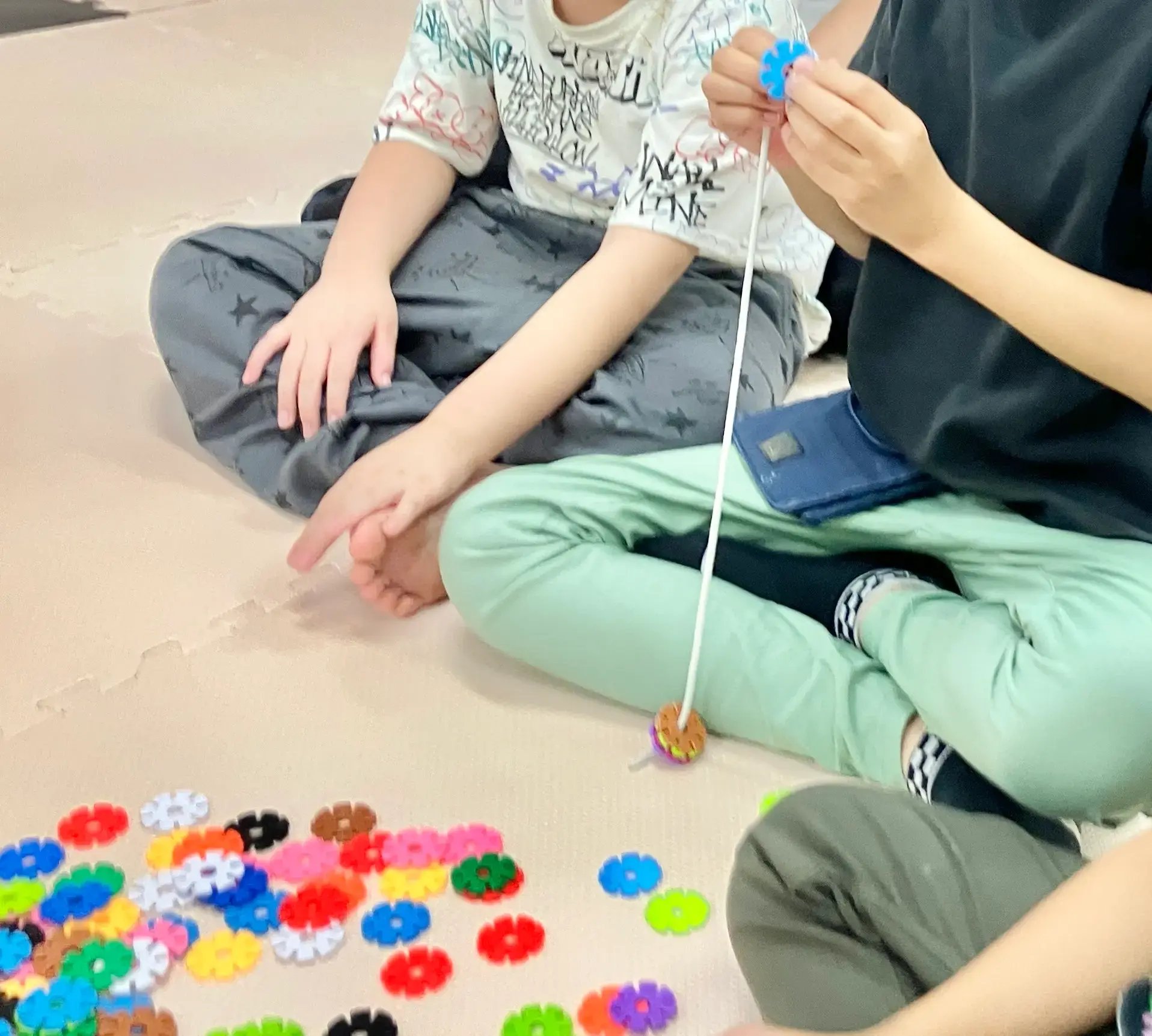紐通しをする子ども３
