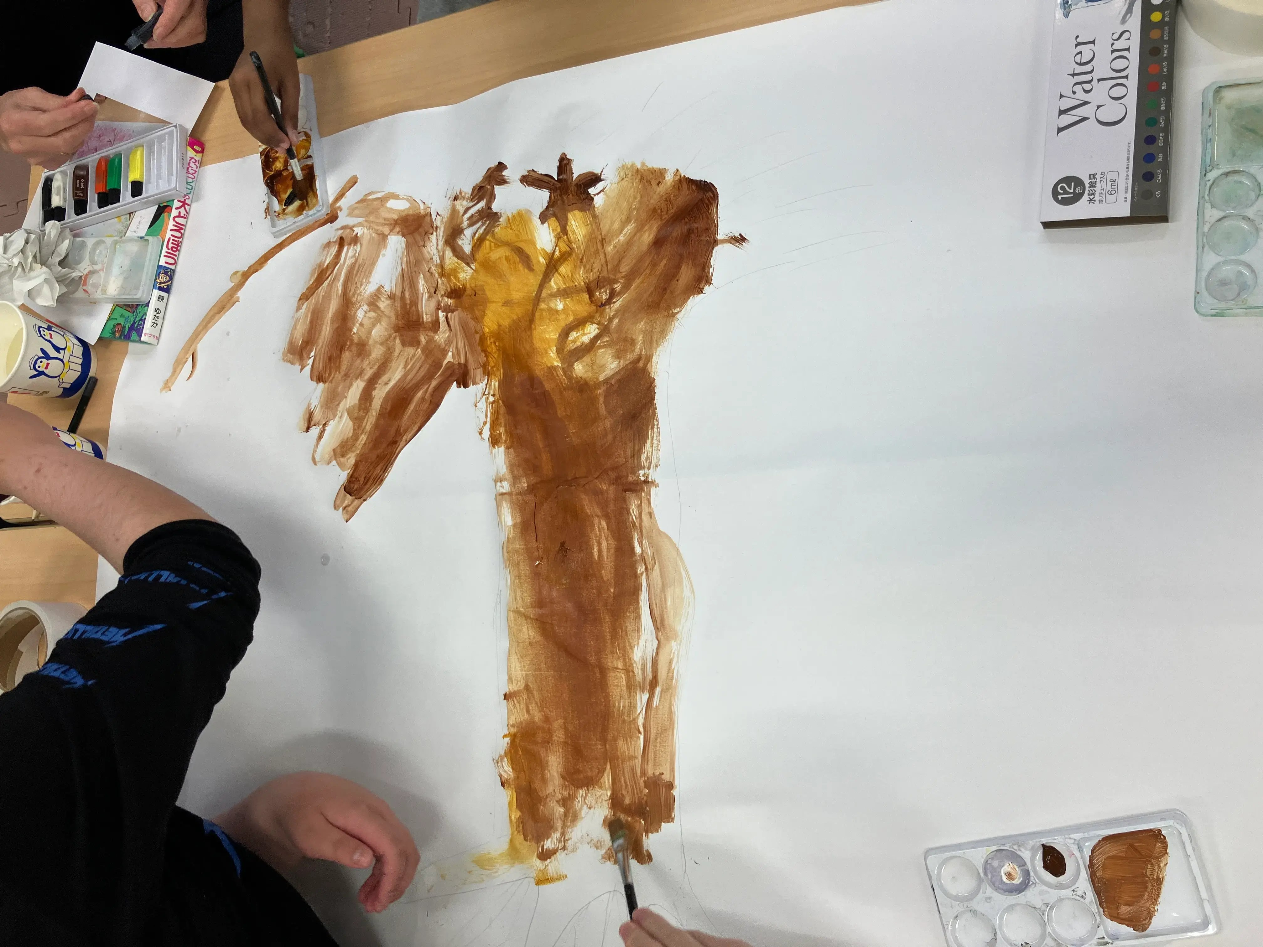 桜の木壁面を作る子ども１