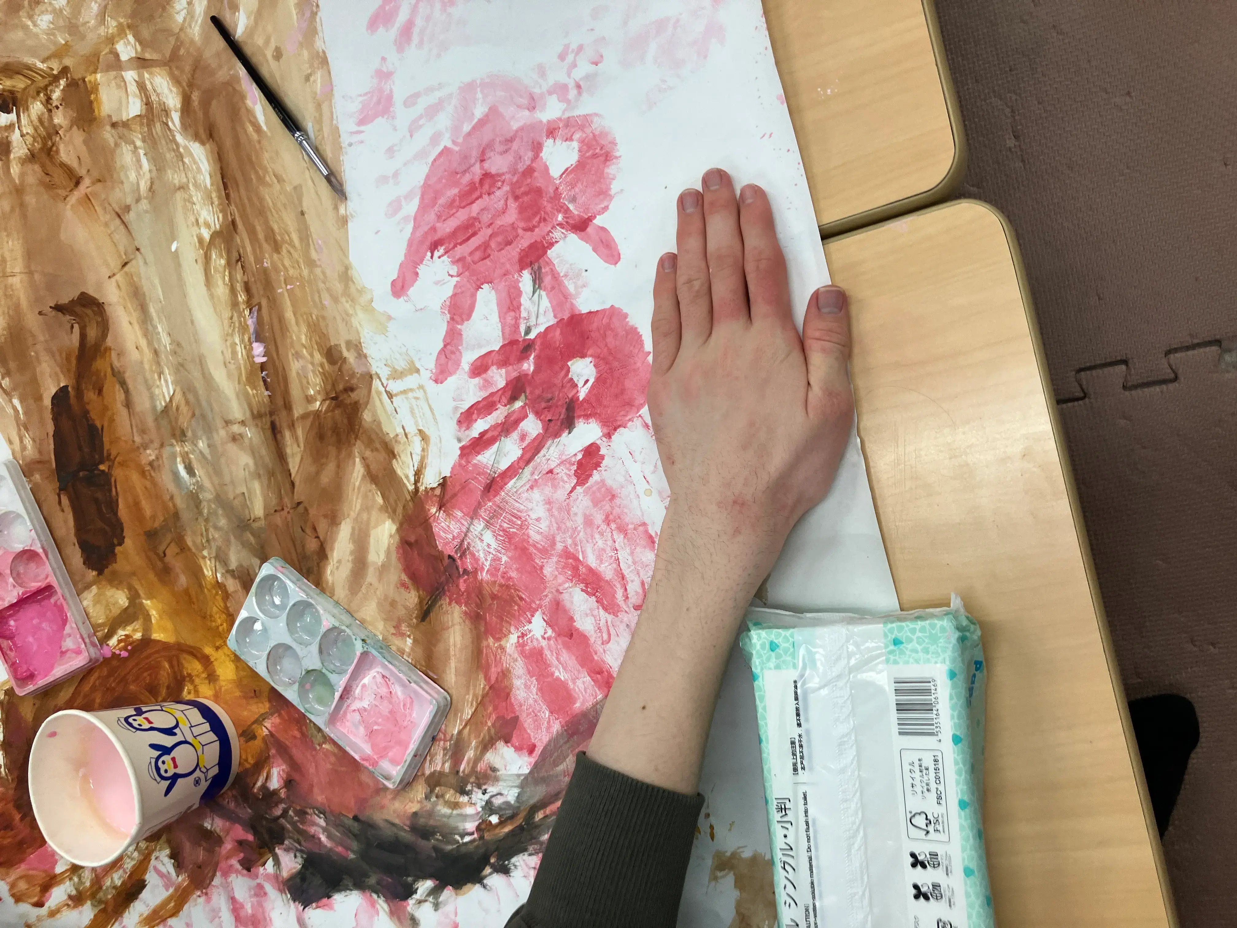 桜の木壁面を作る子ども４