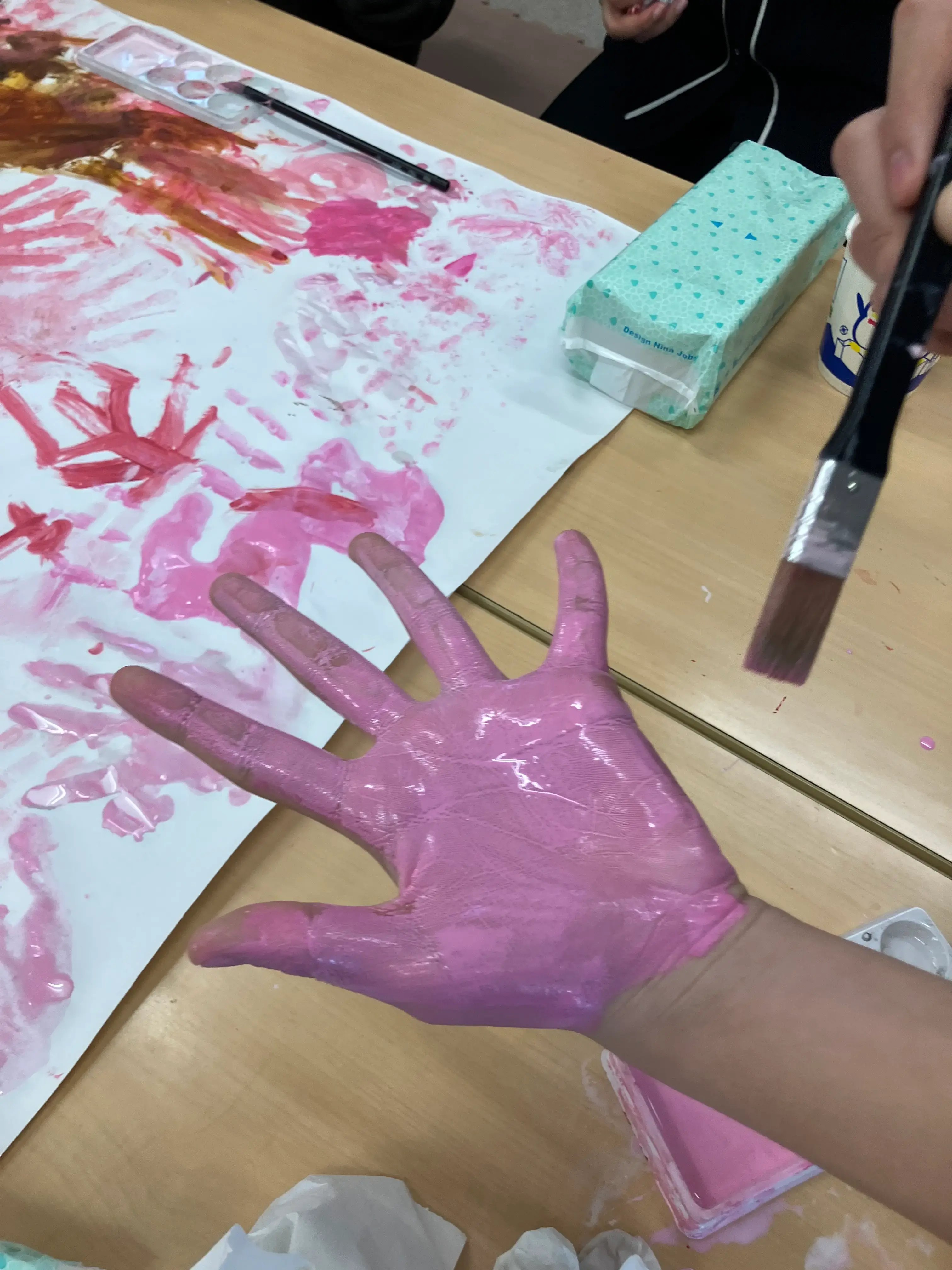 桜の木壁面を作る子ども３