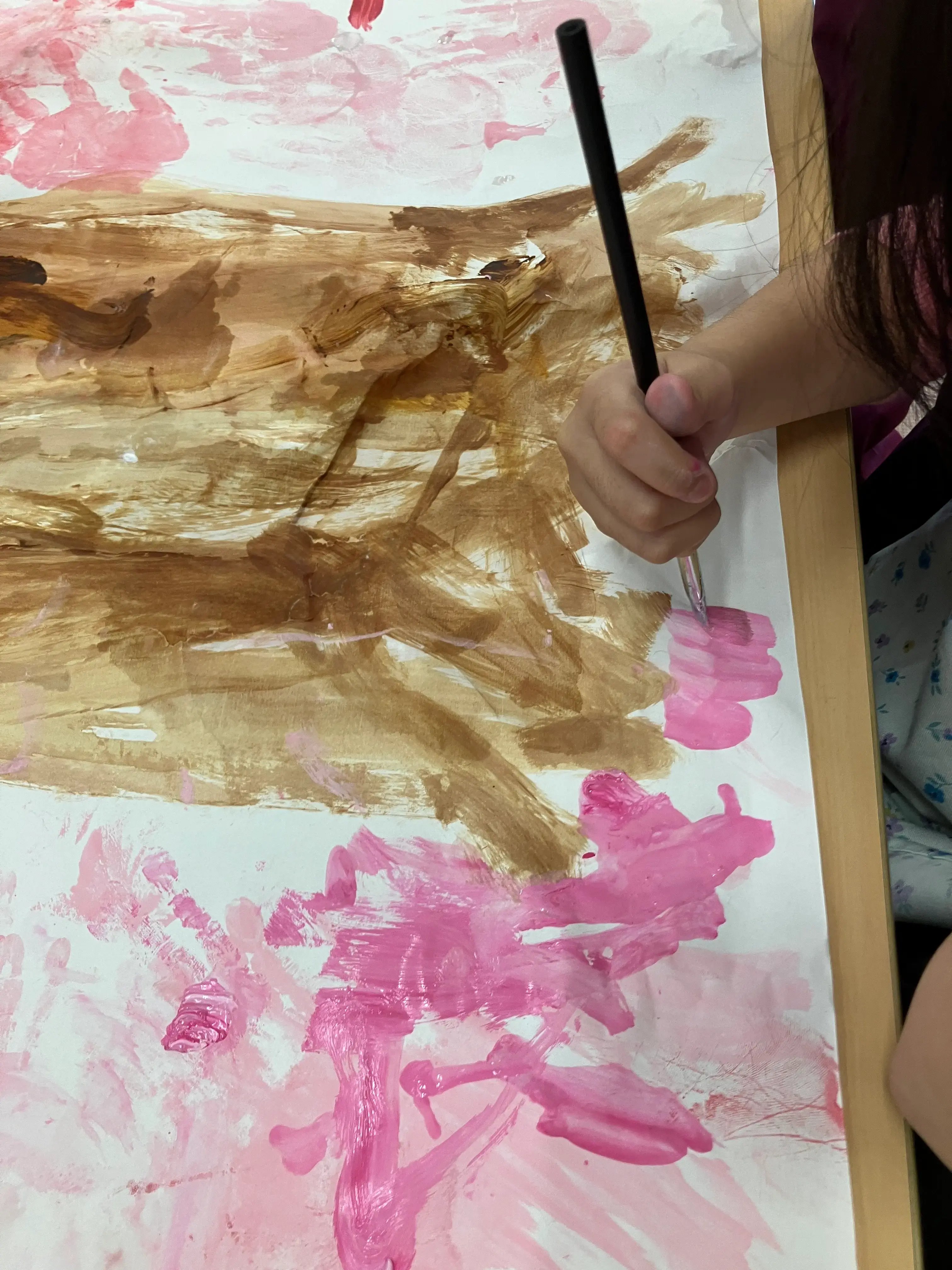 桜の木壁面を作る子ども２