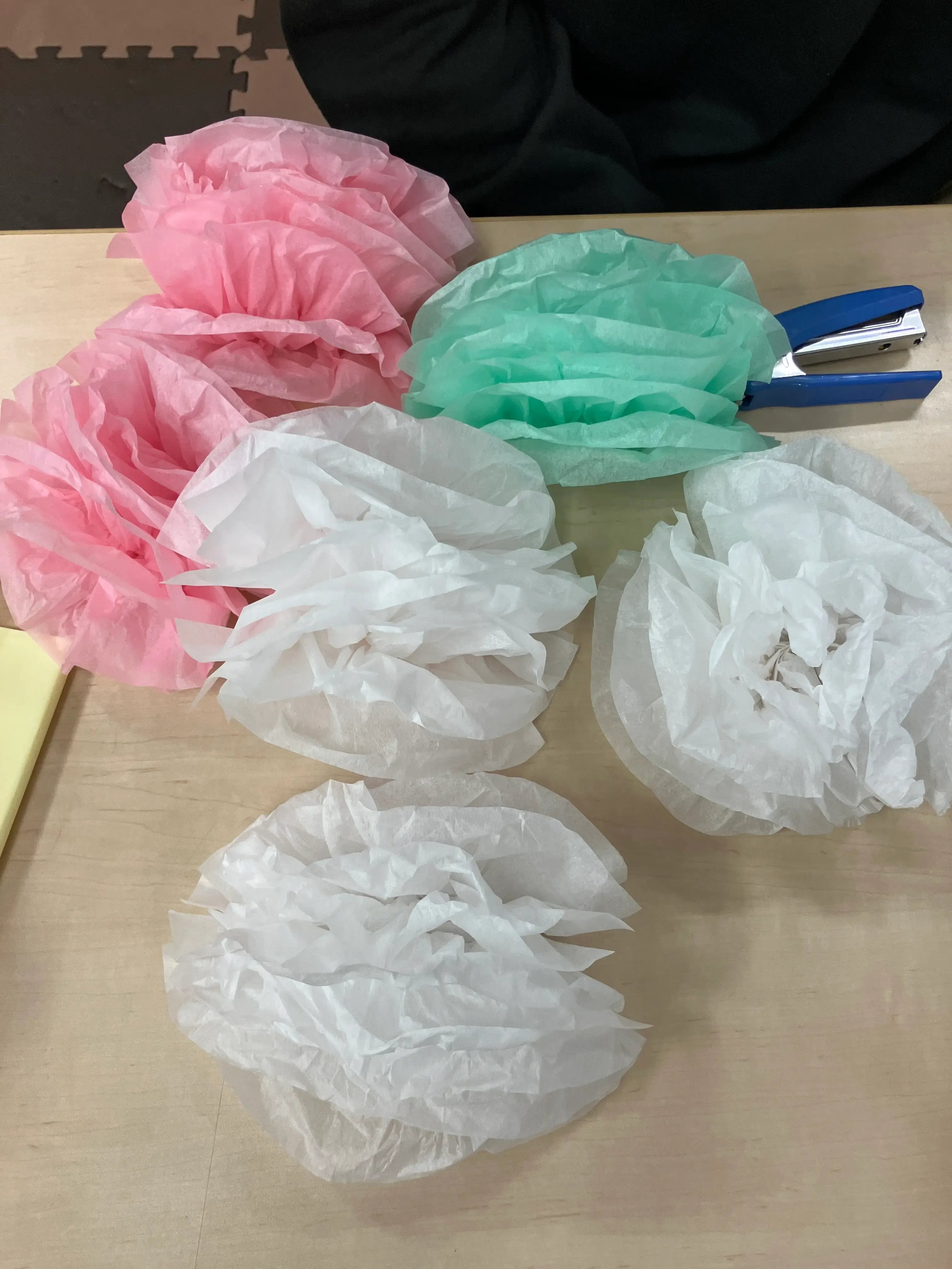 桜の木壁面を作る子ども５