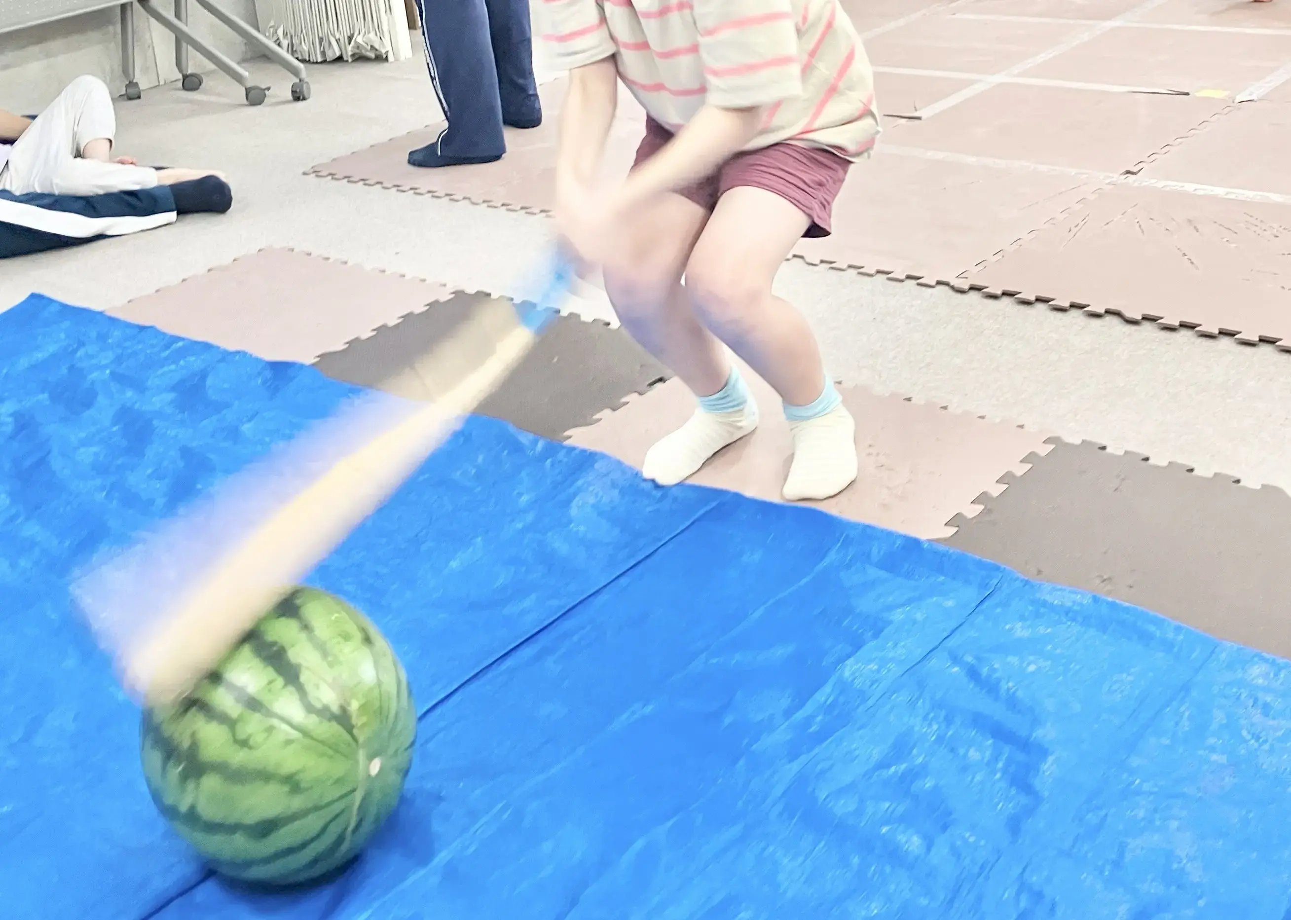 スイカ割りをする子ども1
