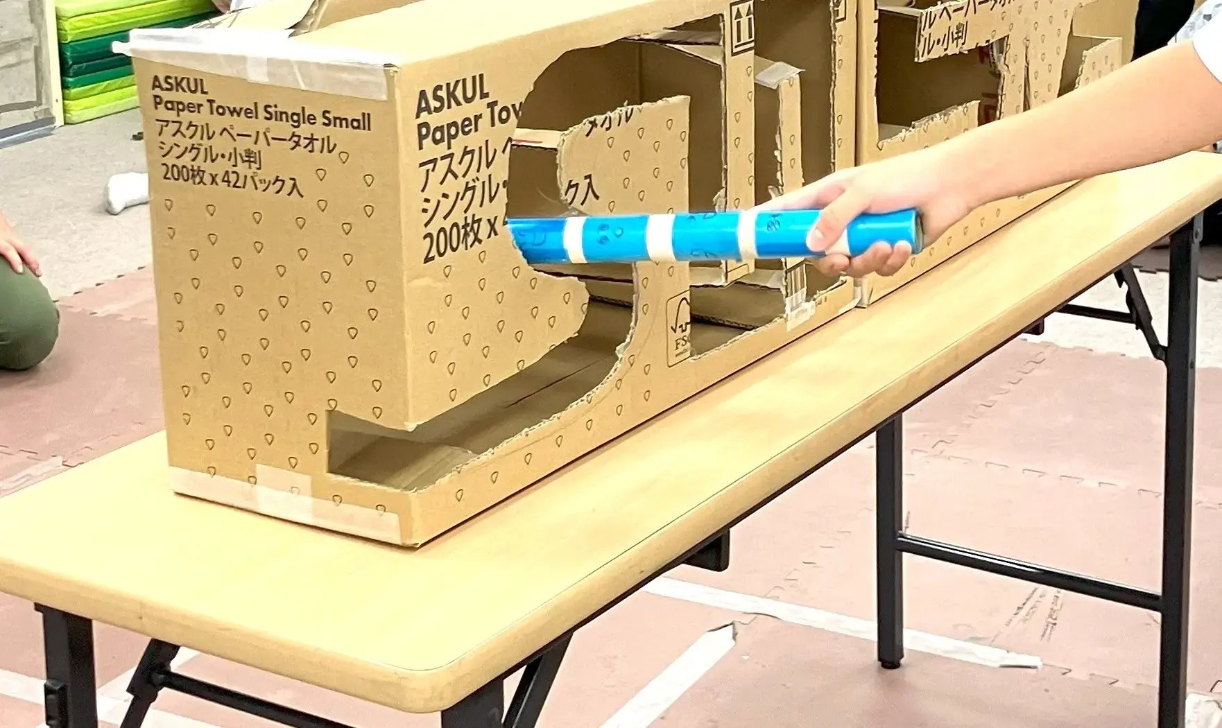 イライラ棒をプレイする子ども1