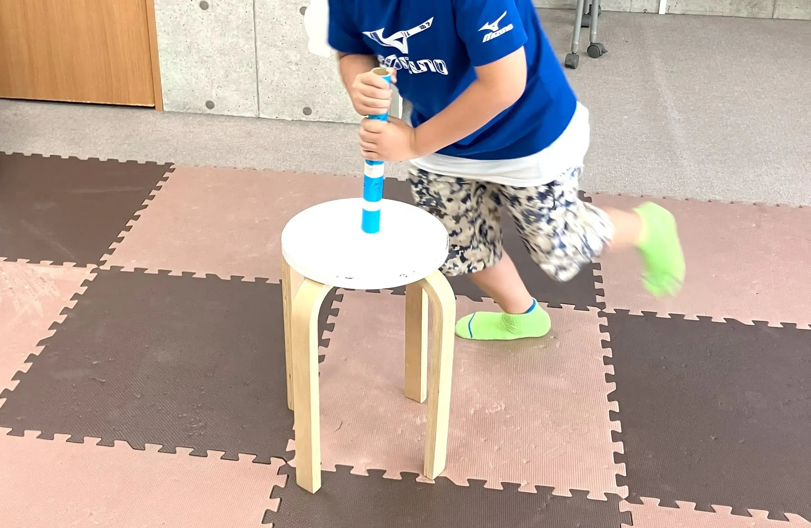 イライラ棒ゲームをする子ども2