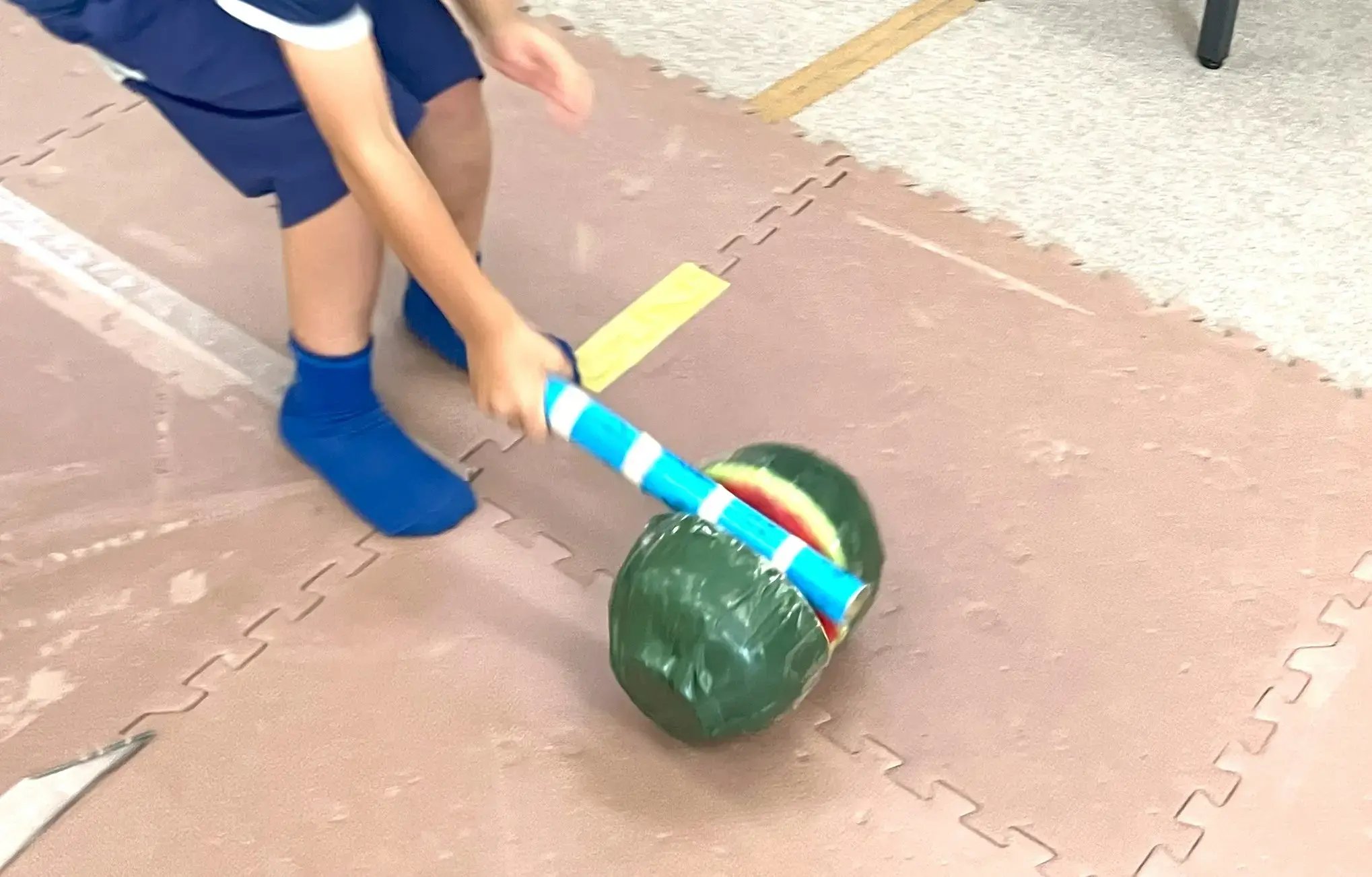 模型のスイカを割る子ども2