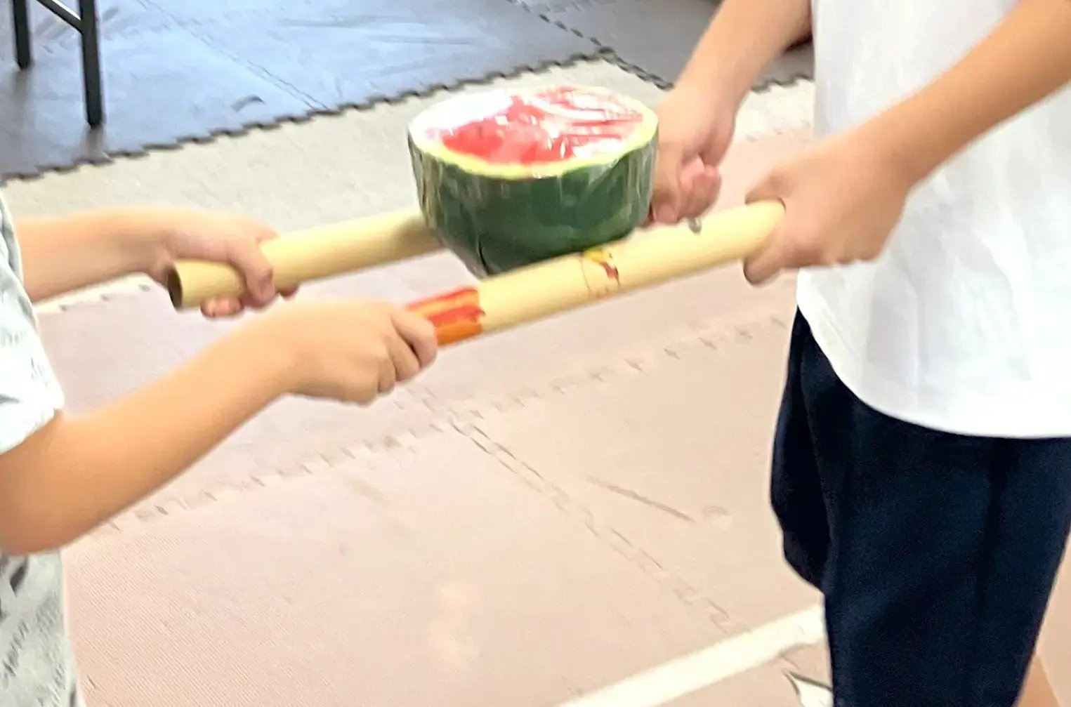 すいか運びをする子ども1