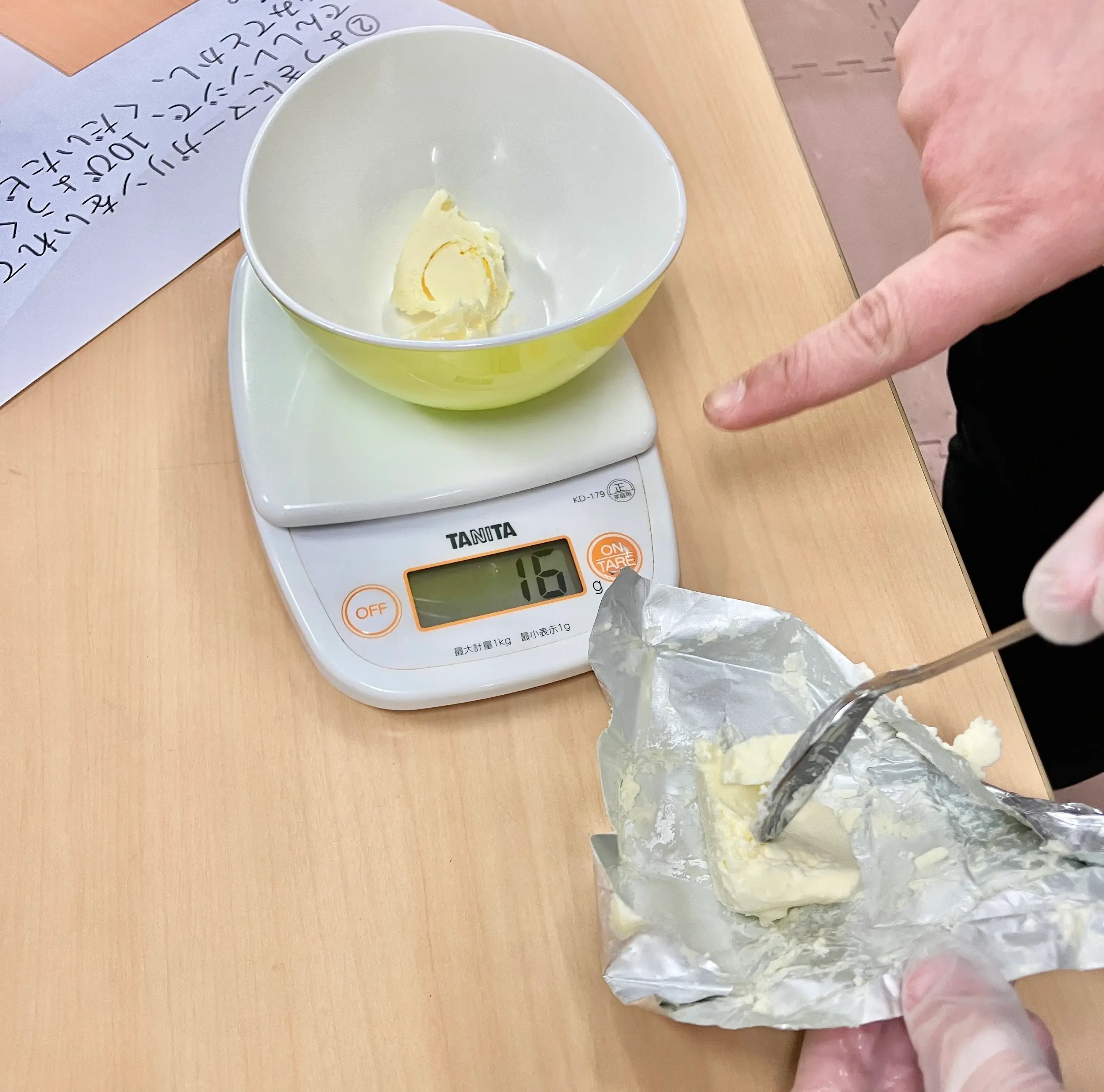 チョコレートチーズケーキを作る子ども３