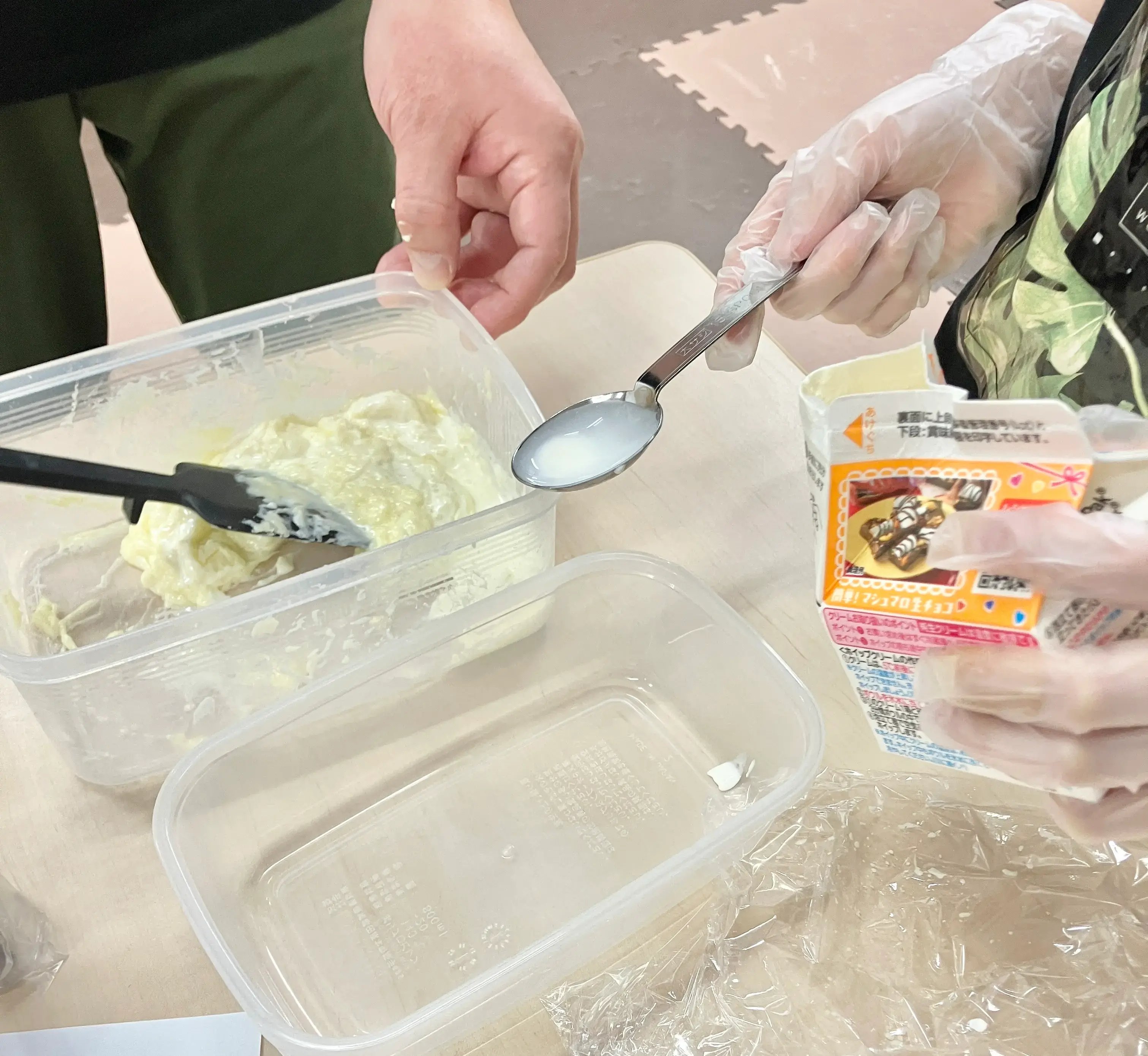 チョコレートチーズケーキを作る子ども４
