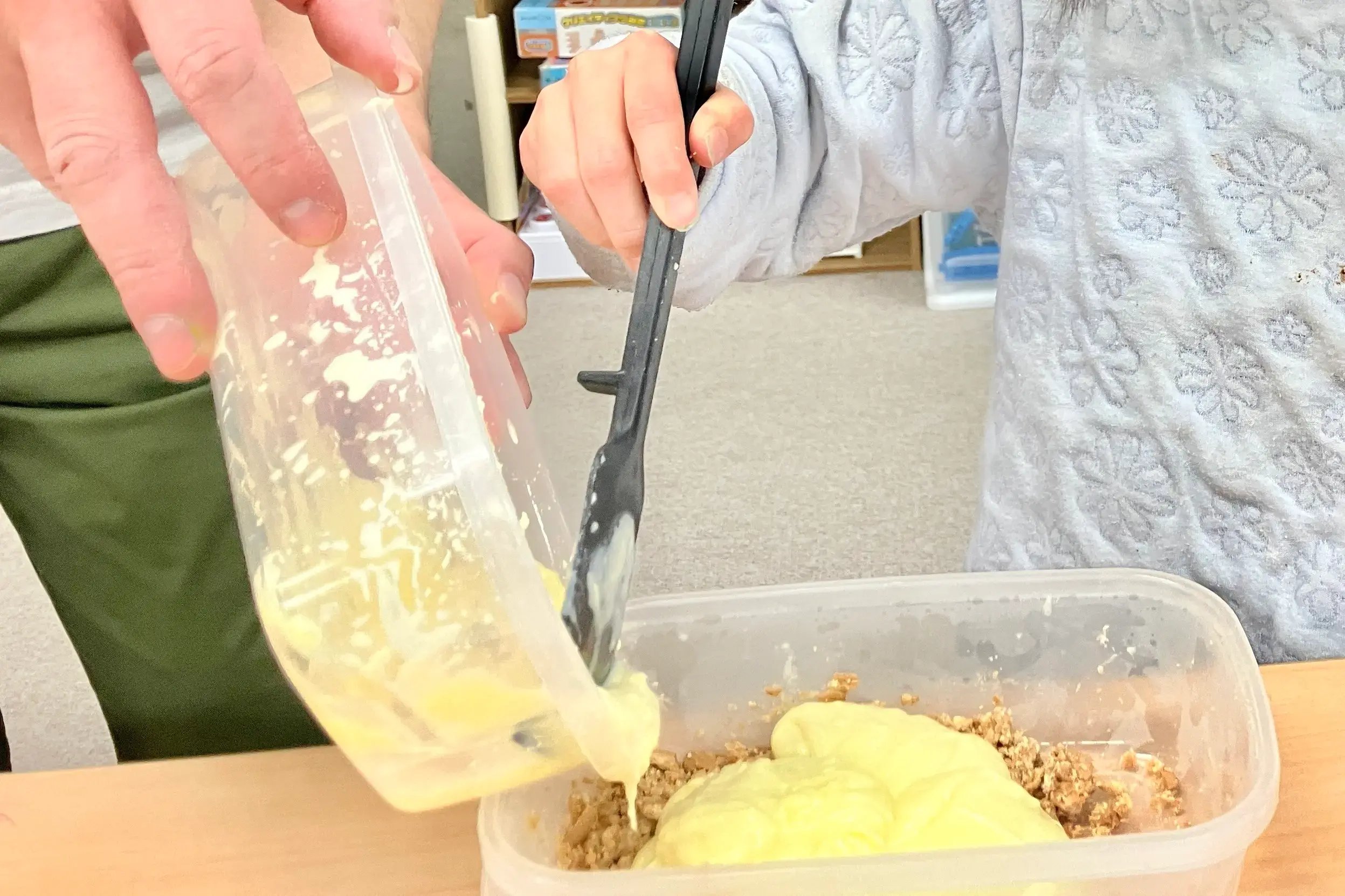 チョコレートチーズケーキを作る子ども５