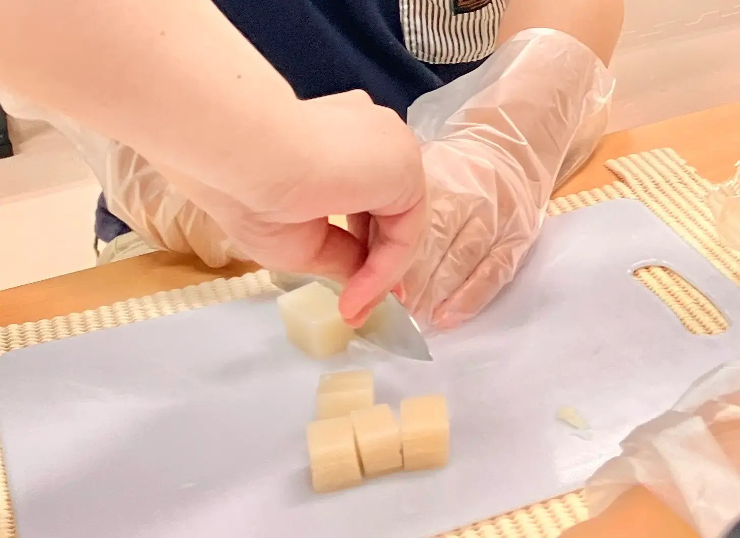チョコ餅どら焼きを作る子ども１