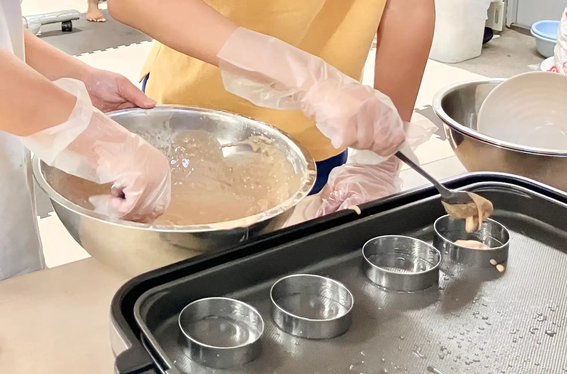 チョコ餅どら焼きを作る子ども３