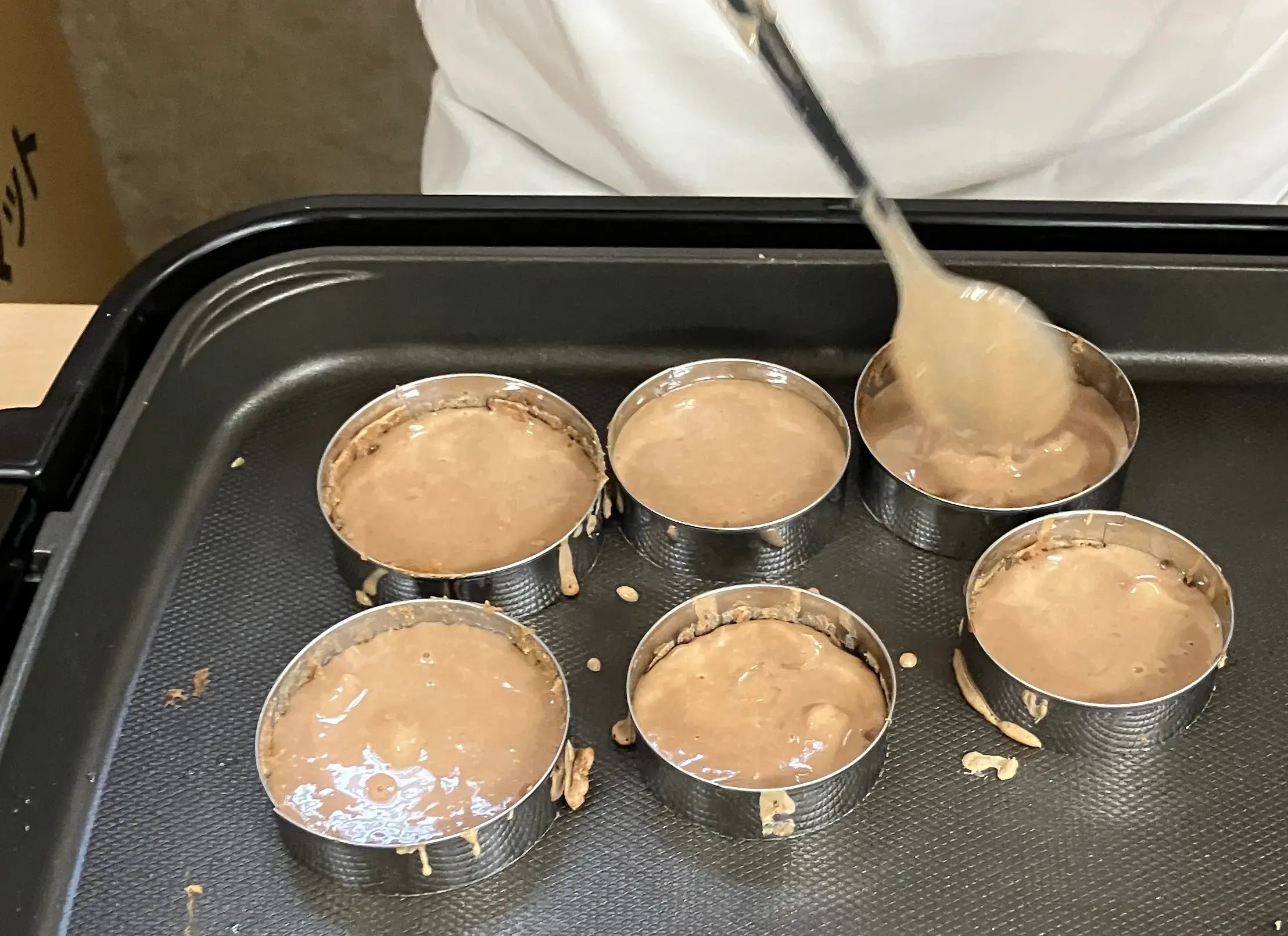 チョコ餅どら焼きを作る子ども４