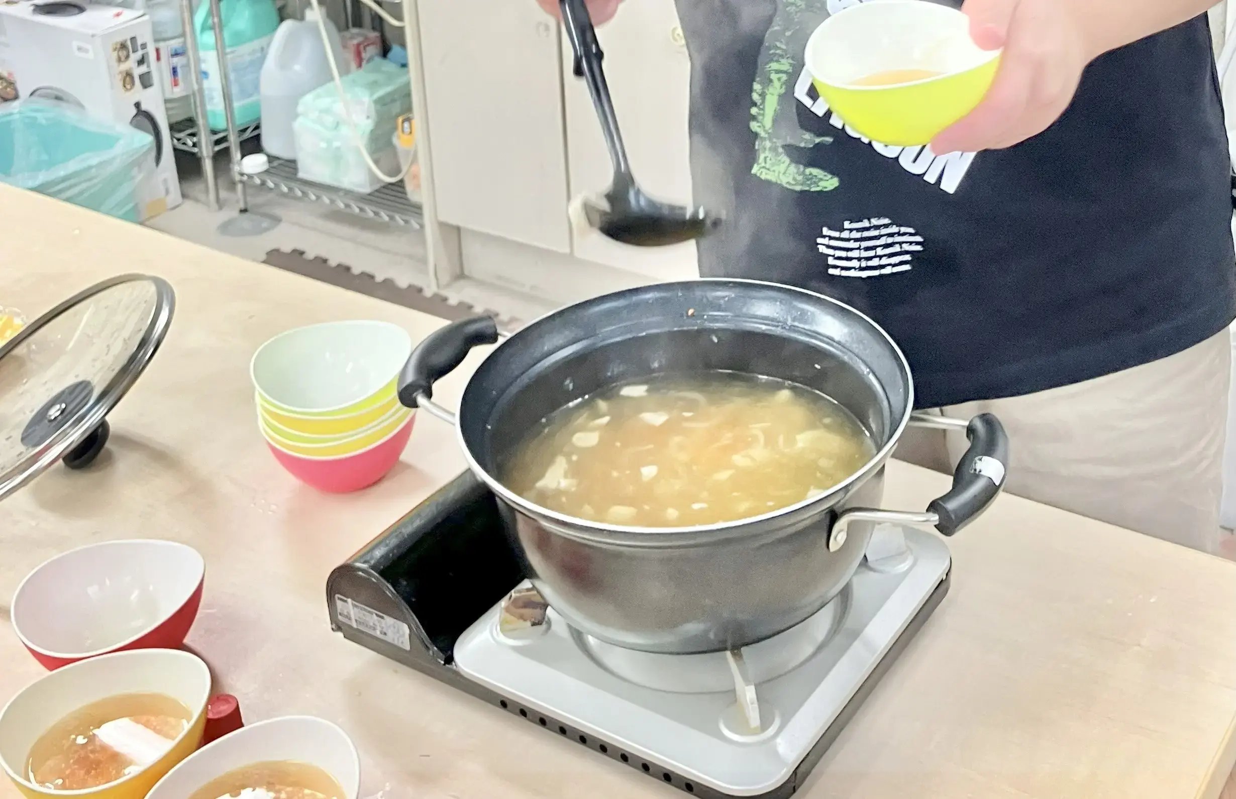 コンソメスープを作る子ども１
