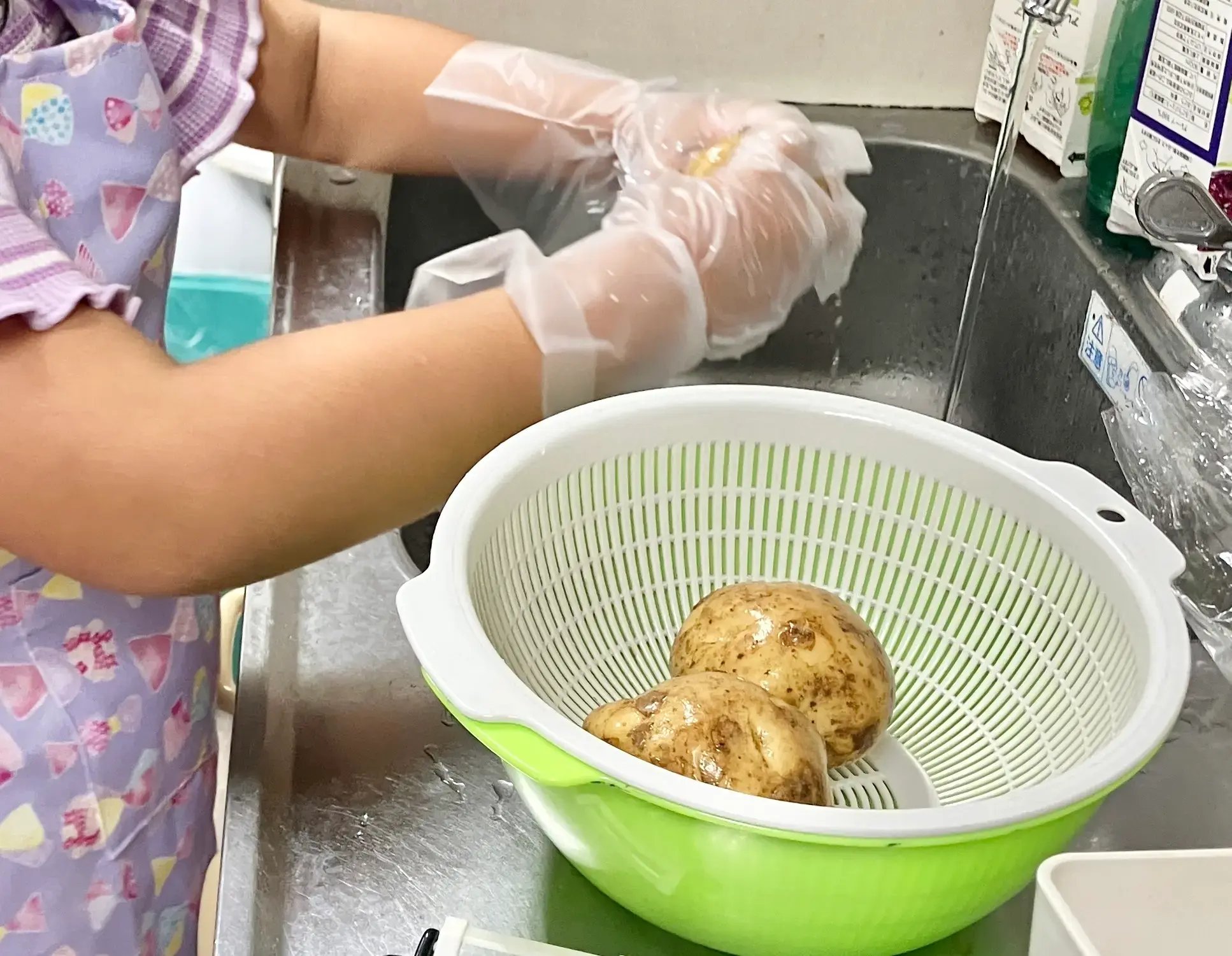昼食作りをする子ども２