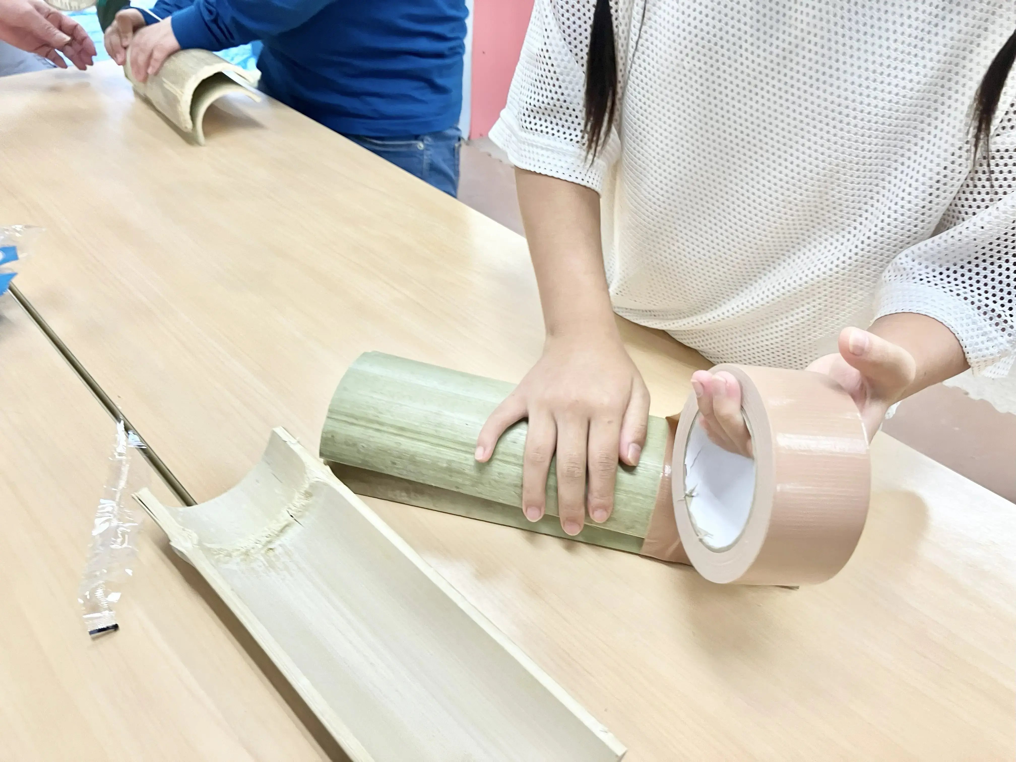 運動会準備をする子ども2