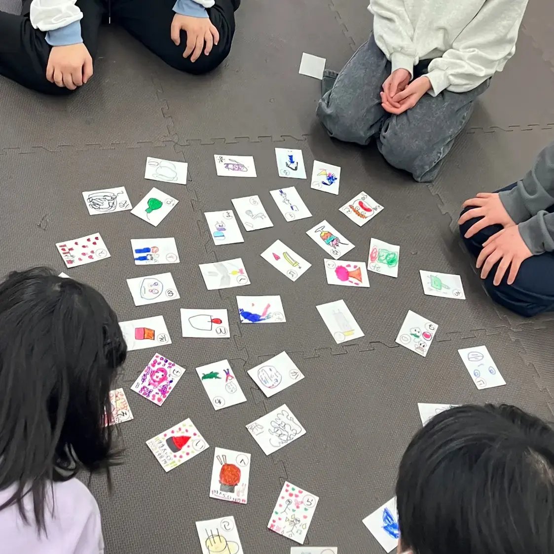 カルタで遊んでいる様子