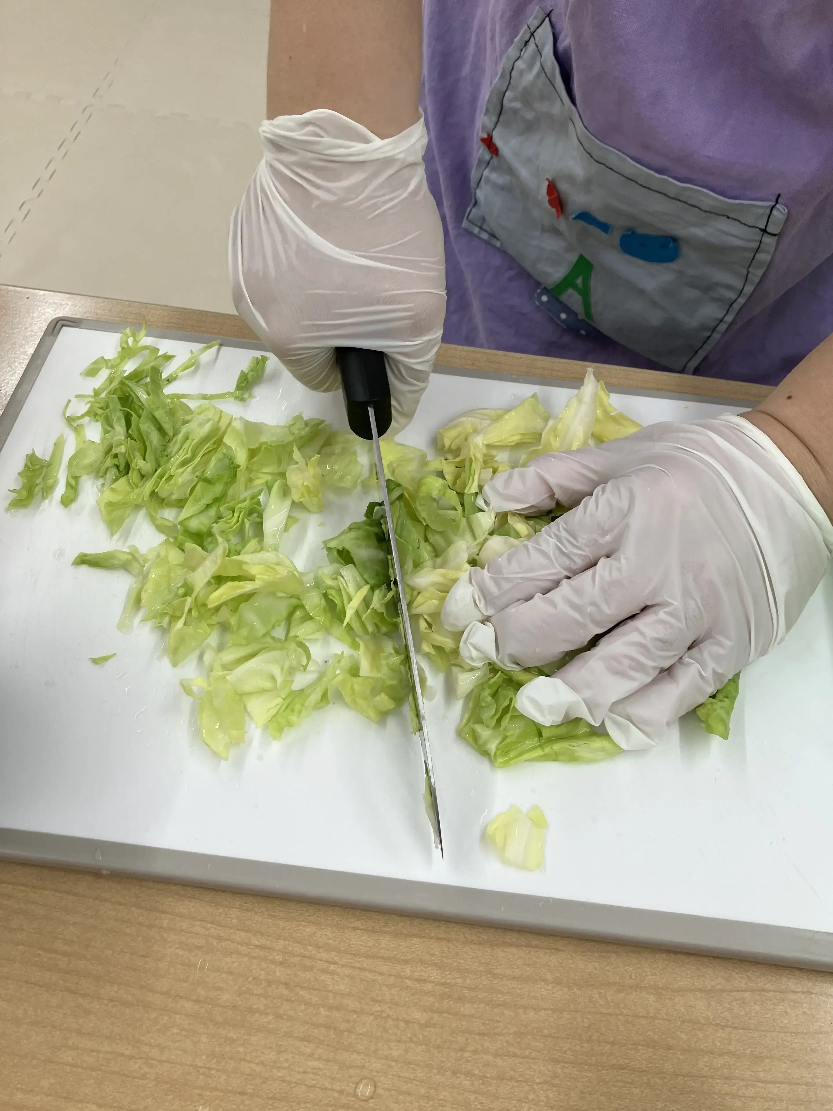 キャベツを切っている様子