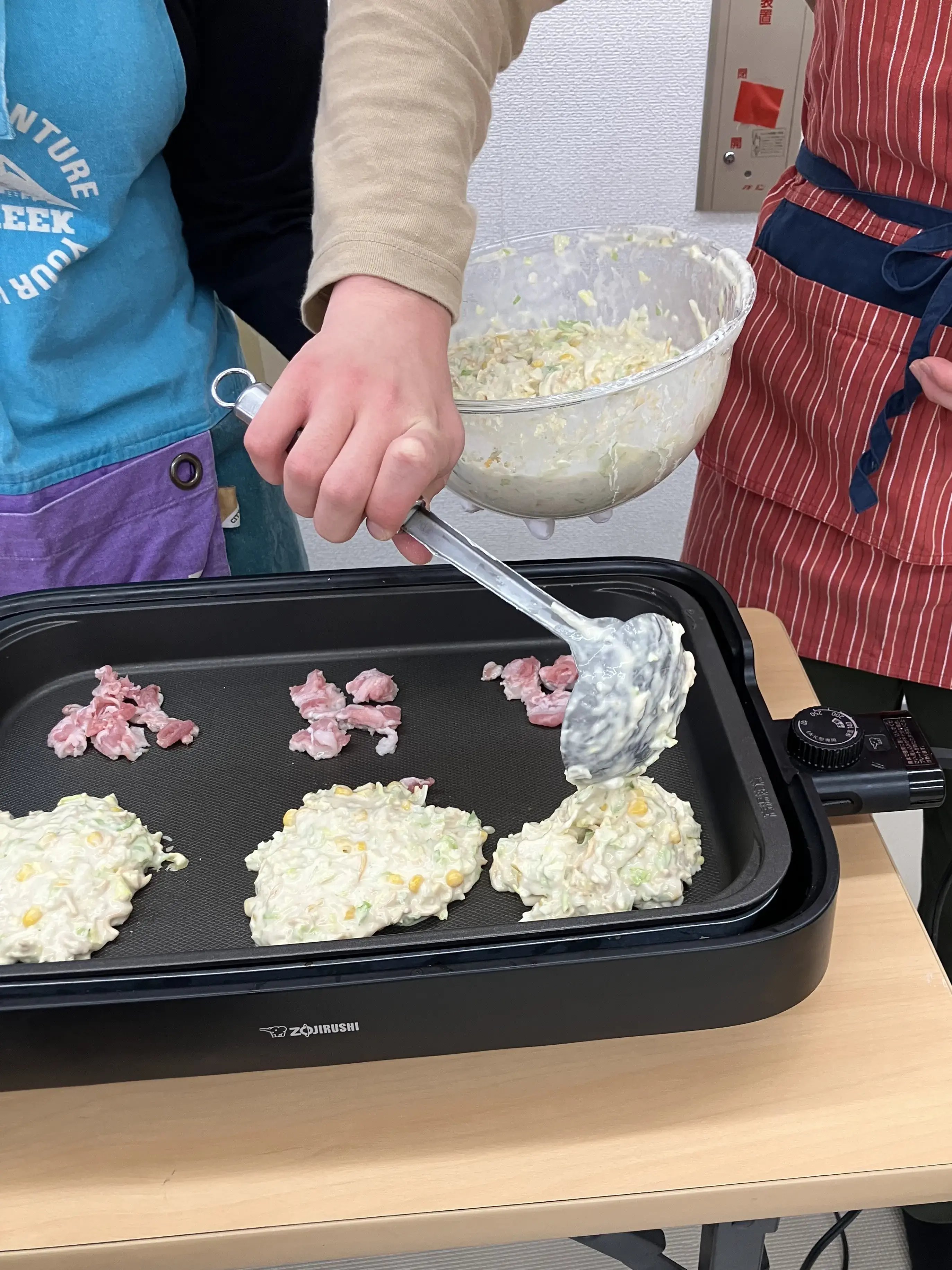 生地を入れている様子