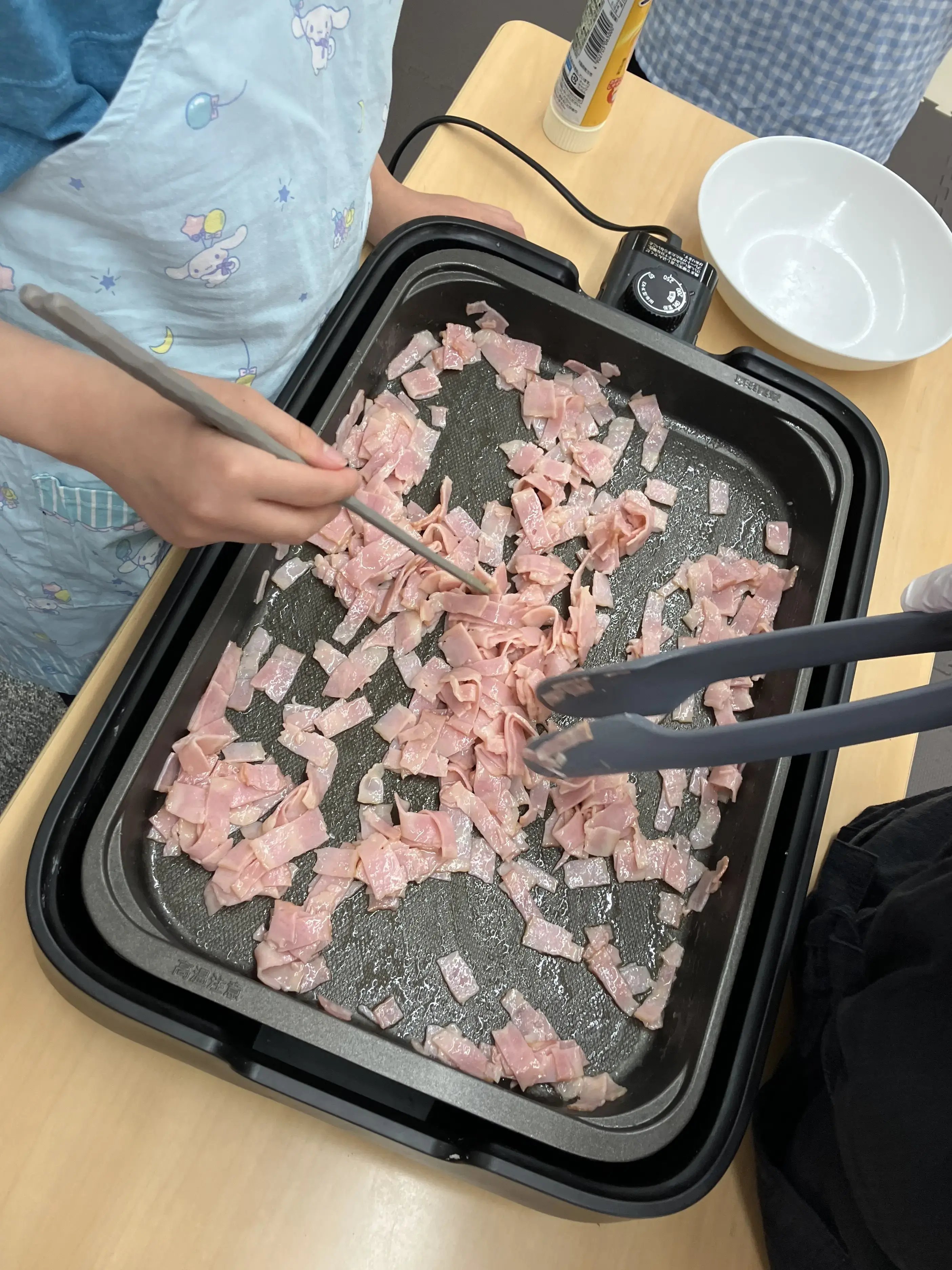 ベーコンを炒めている様子