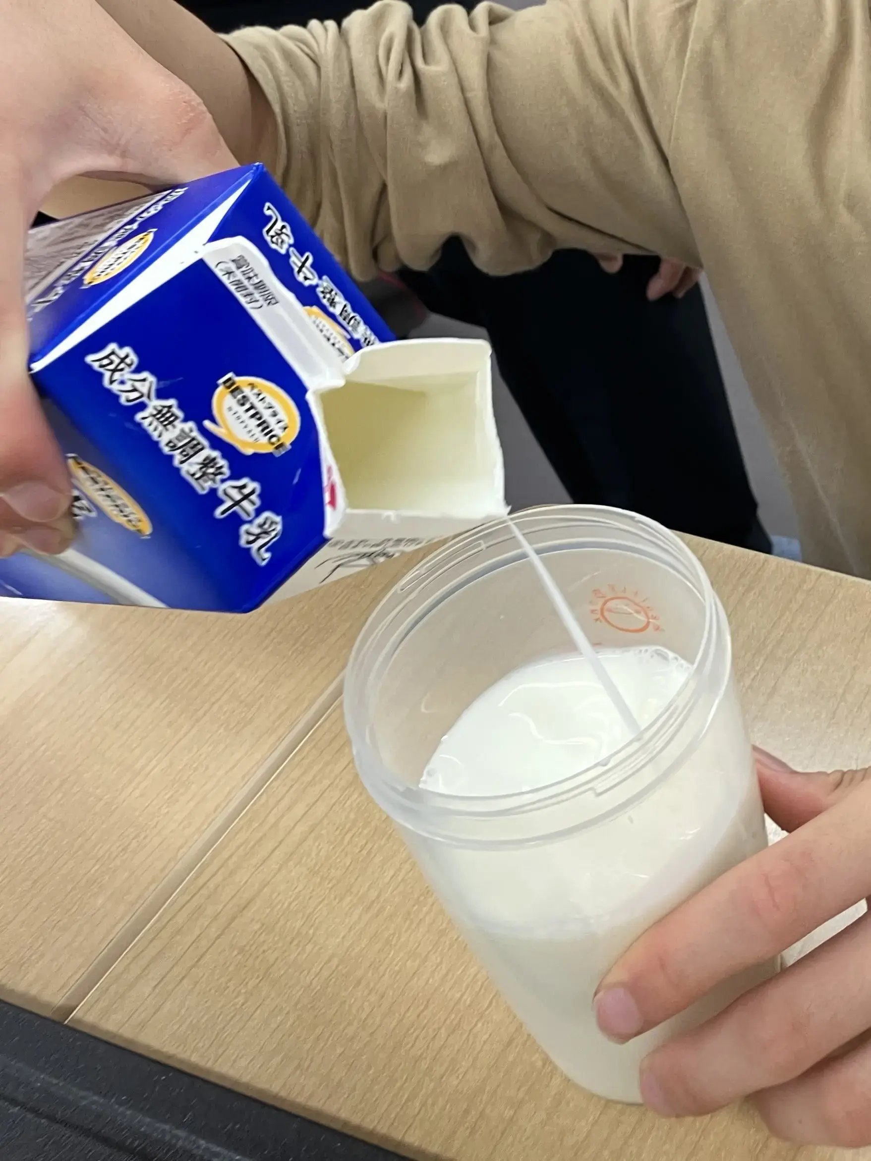 牛乳を計量している様子
