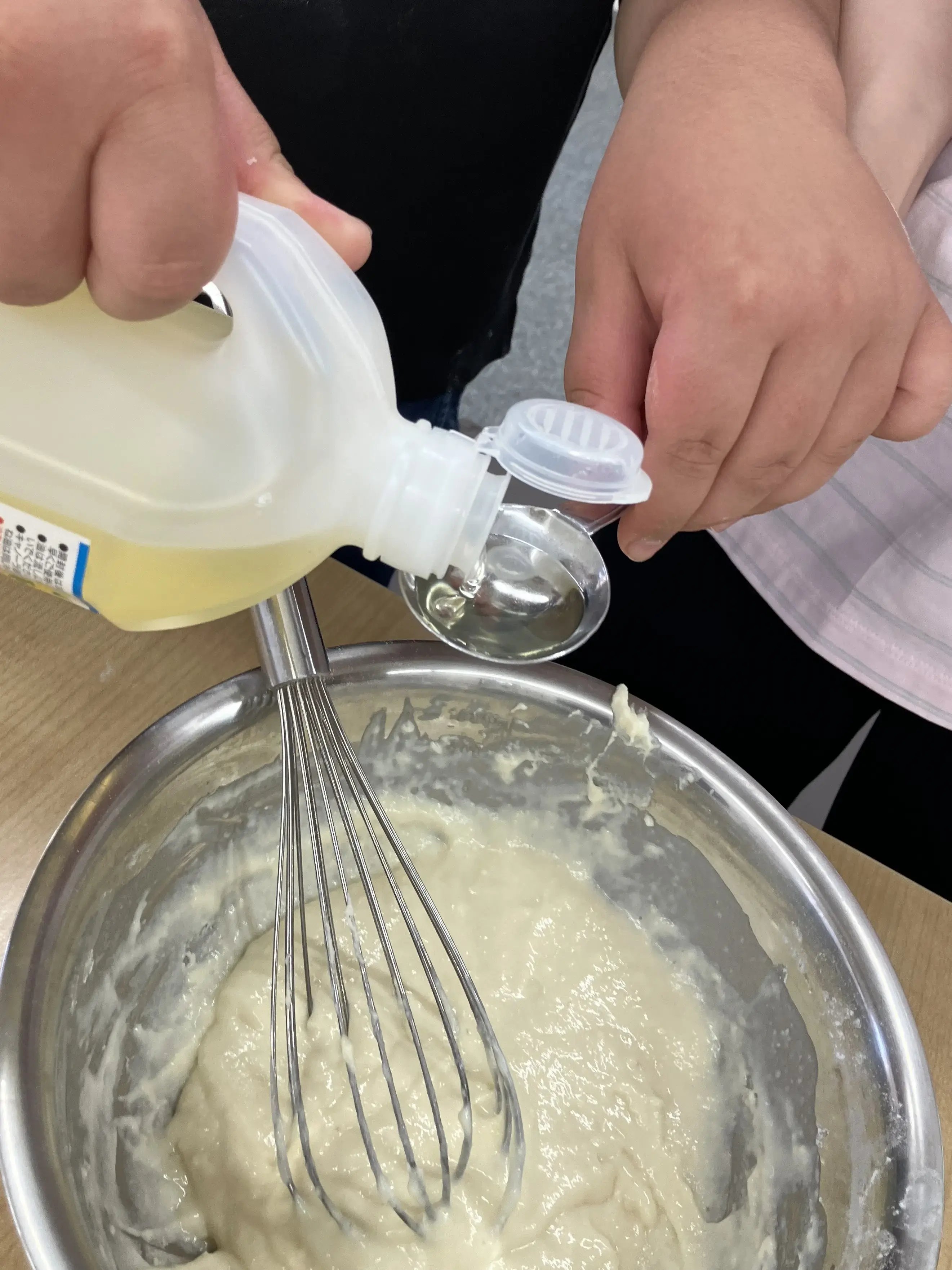 油を計量している様子