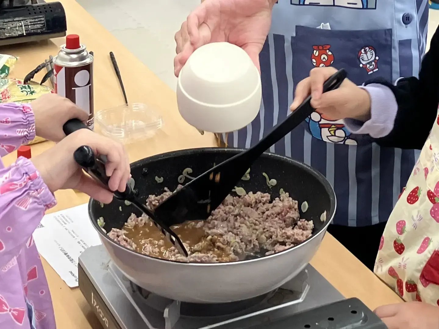 調味料を入れている様子